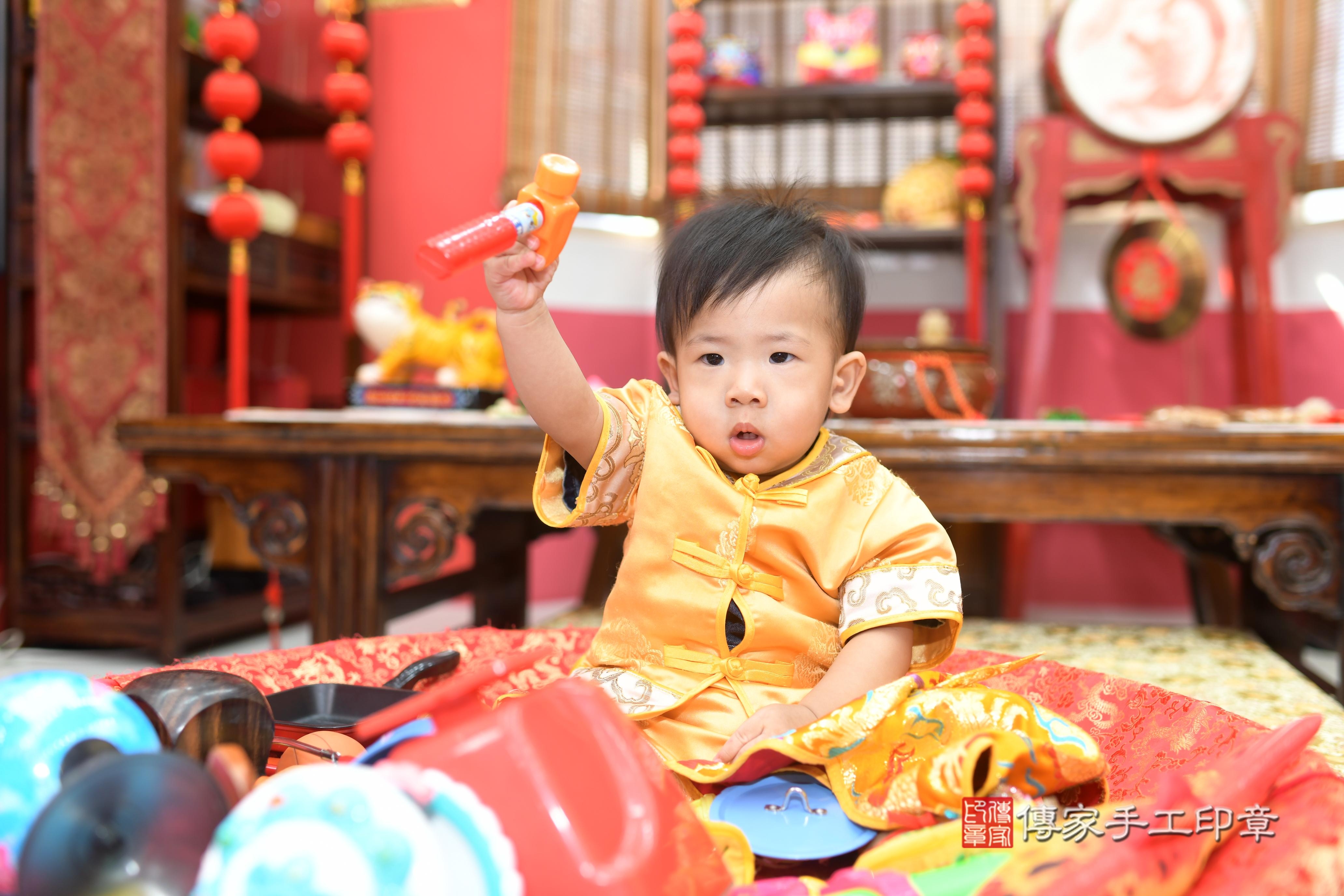 傳家手工印章台南店、抓周、度脺、中國風會場、傳家嬰兒古禮、吉祥話、抓周道具物品24種、拍照。抓周證書。寶寶抓周、滿周歲、生日快樂、祝福 傳家手工印章台南店、抓周、度脺、中國風會場、傳家嬰兒古禮、吉祥話、抓周道具物品24種、拍照。抓周證書。寶寶抓周、滿周歲、生日快樂、祝福