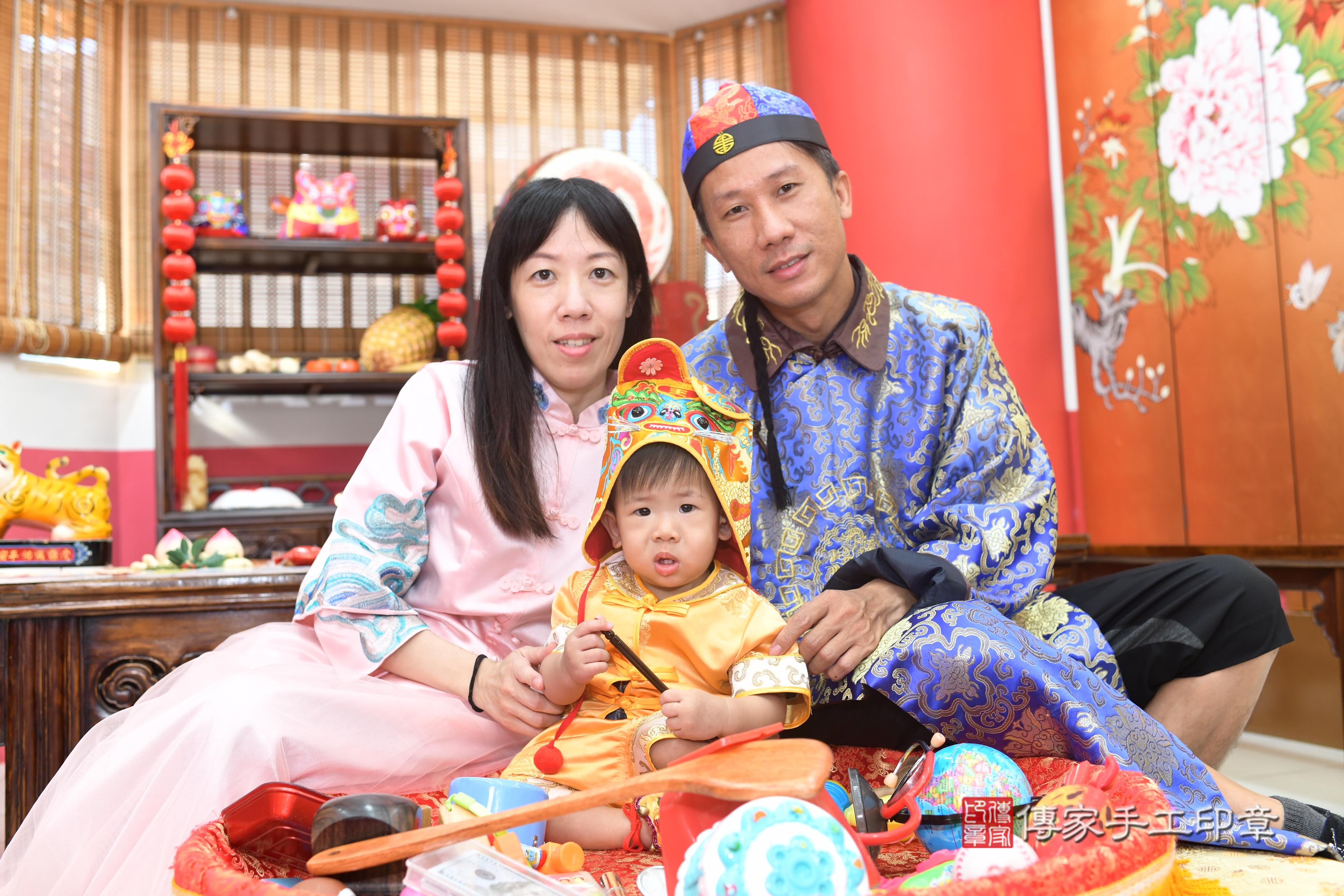 傳家手工印章台南店、抓周、度脺、中國風會場、傳家嬰兒古禮、吉祥話、抓周道具物品24種、拍照。抓周證書。寶寶抓周、滿周歲、生日快樂、祝福 傳家手工印章台南店、抓周、度脺、中國風會場、傳家嬰兒古禮、吉祥話、抓周道具物品24種、拍照。抓周證書。寶寶抓周、滿周歲、生日快樂、祝福