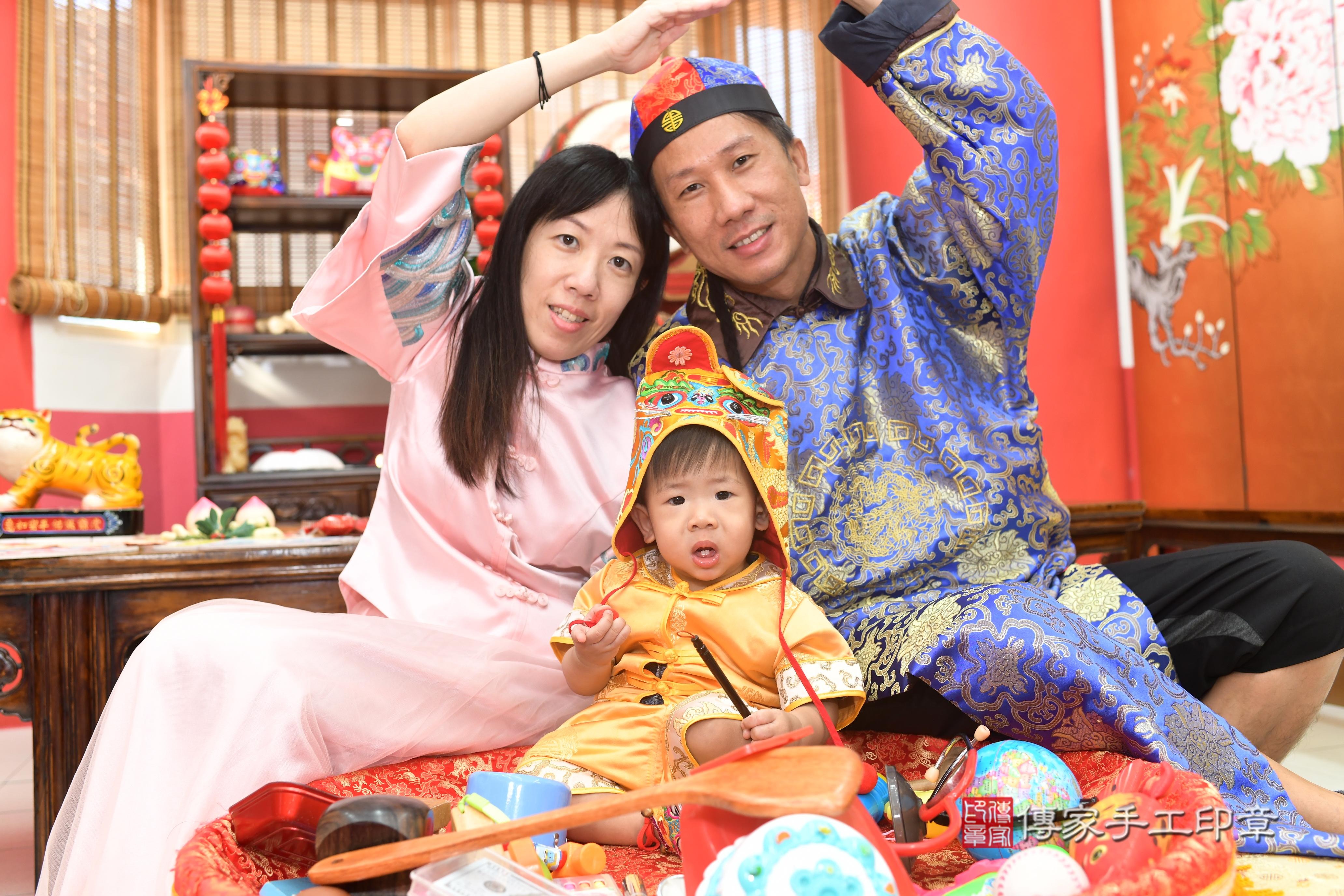 傳家手工印章台南店、抓周、度脺、中國風會場、傳家嬰兒古禮、吉祥話、抓周道具物品24種、拍照。抓周證書。寶寶抓周、滿周歲、生日快樂、祝福 傳家手工印章台南店、抓周、度脺、中國風會場、傳家嬰兒古禮、吉祥話、抓周道具物品24種、拍照。抓周證書。寶寶抓周、滿周歲、生日快樂、祝福