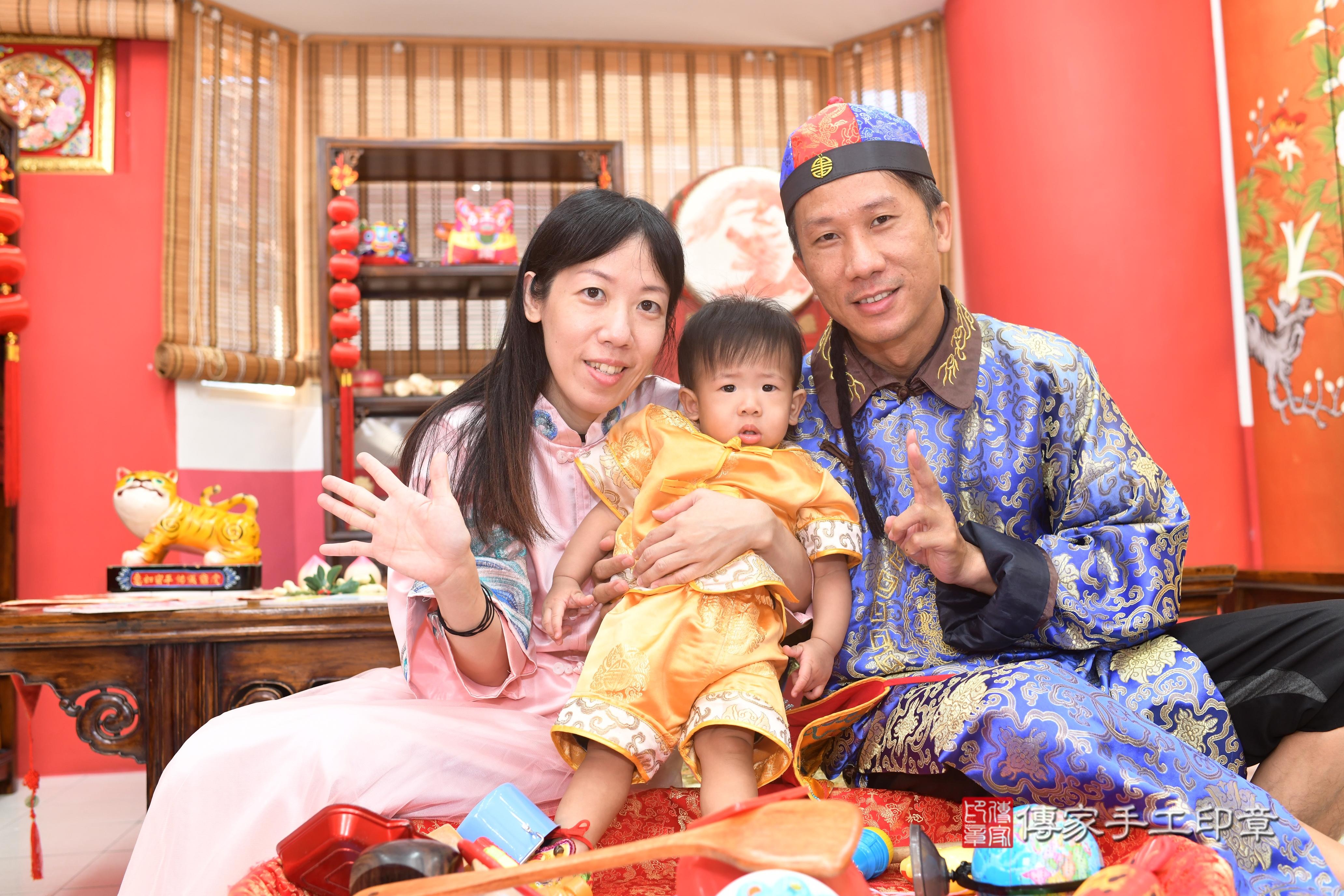 傳家手工印章台南店、抓周、度脺、中國風會場、傳家嬰兒古禮、吉祥話、抓周道具物品24種、拍照。抓周證書。寶寶抓周、滿周歲、生日快樂、祝福 傳家手工印章台南店、抓周、度脺、中國風會場、傳家嬰兒古禮、吉祥話、抓周道具物品24種、拍照。抓周證書。寶寶抓周、滿周歲、生日快樂、祝福