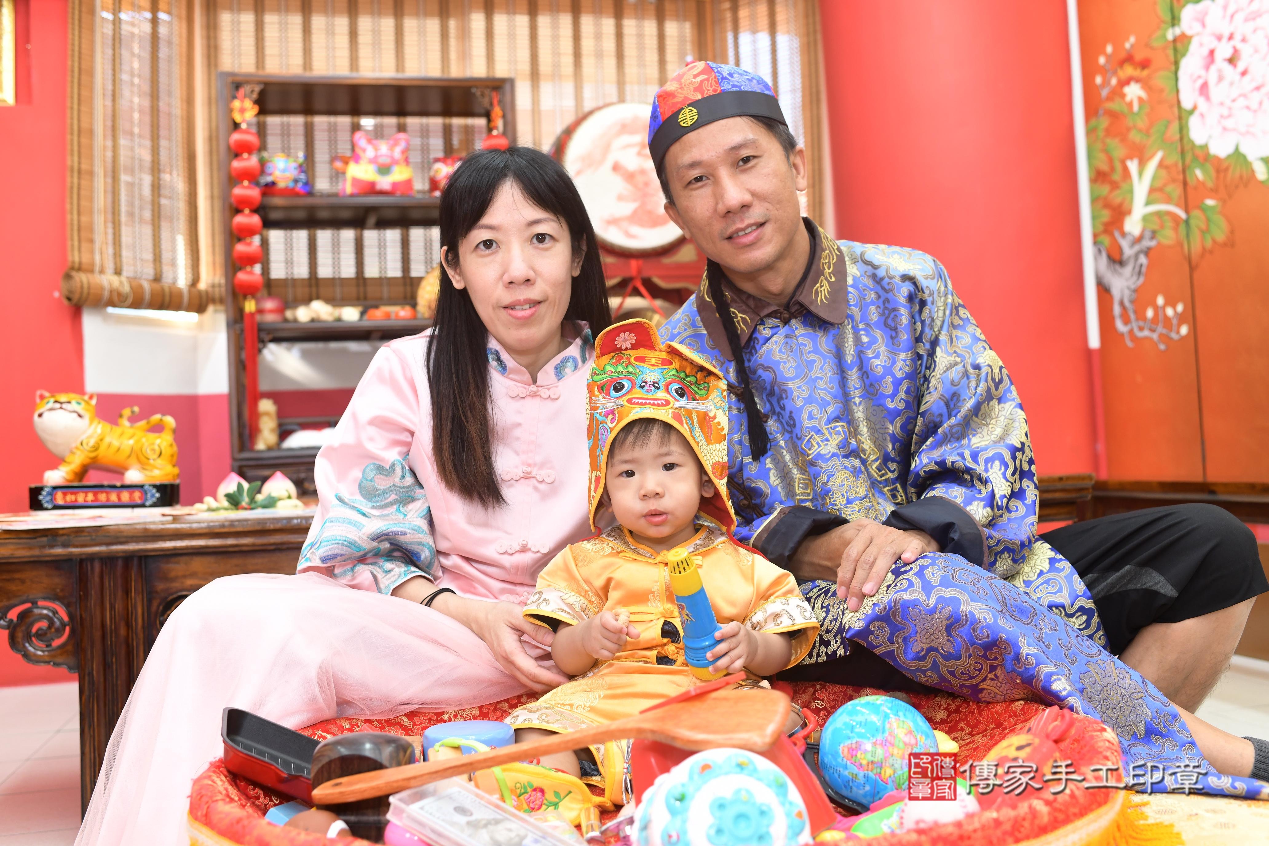 傳家手工印章台南店、抓周、度脺、中國風會場、傳家嬰兒古禮、吉祥話、抓周道具物品24種、拍照。抓周證書。寶寶抓周、滿周歲、生日快樂、祝福 傳家手工印章台南店、抓周、度脺、中國風會場、傳家嬰兒古禮、吉祥話、抓周道具物品24種、拍照。抓周證書。寶寶抓周、滿周歲、生日快樂、祝福