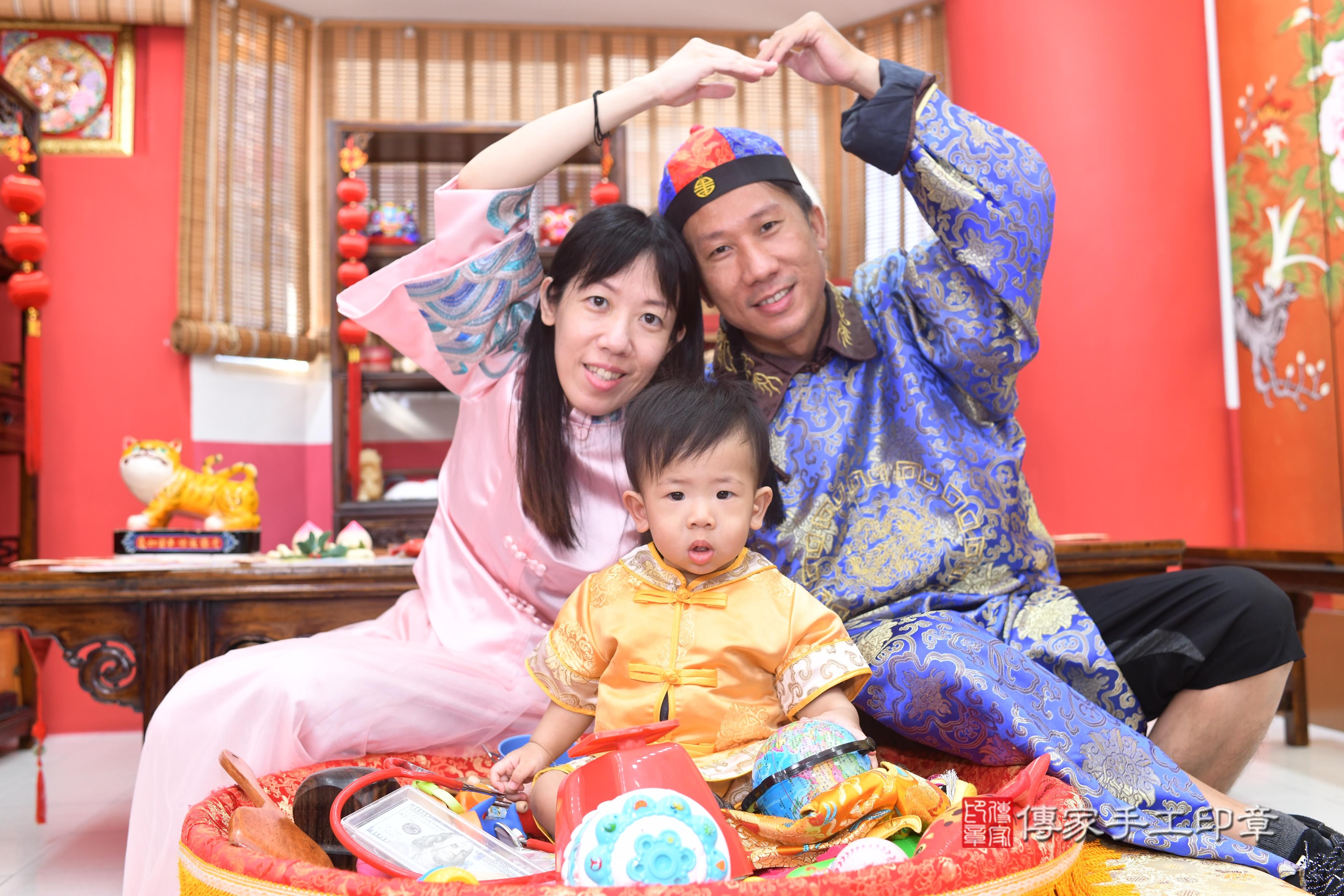 傳家手工印章台南店、抓周、度脺、中國風會場、傳家嬰兒古禮、吉祥話、抓周道具物品24種、拍照。抓周證書。寶寶抓周、滿周歲、生日快樂、祝福 傳家手工印章台南店、抓周、度脺、中國風會場、傳家嬰兒古禮、吉祥話、抓周道具物品24種、拍照。抓周證書。寶寶抓周、滿周歲、生日快樂、祝福