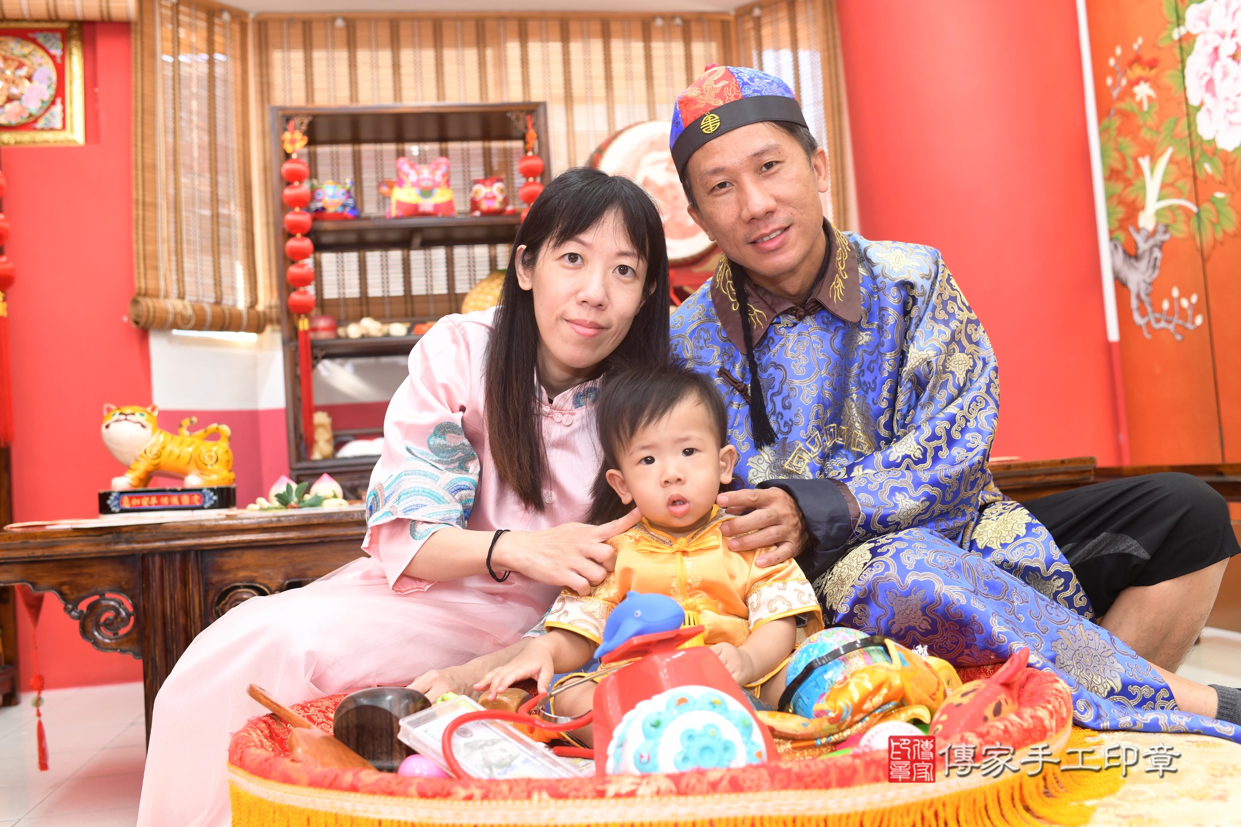 傳家手工印章台南店、抓周、度脺、中國風會場、傳家嬰兒古禮、吉祥話、抓周道具物品24種、拍照。抓周證書。寶寶抓周、滿周歲、生日快樂、祝福 傳家手工印章台南店、抓周、度脺、中國風會場、傳家嬰兒古禮、吉祥話、抓周道具物品24種、拍照。抓周證書。寶寶抓周、滿周歲、生日快樂、祝福