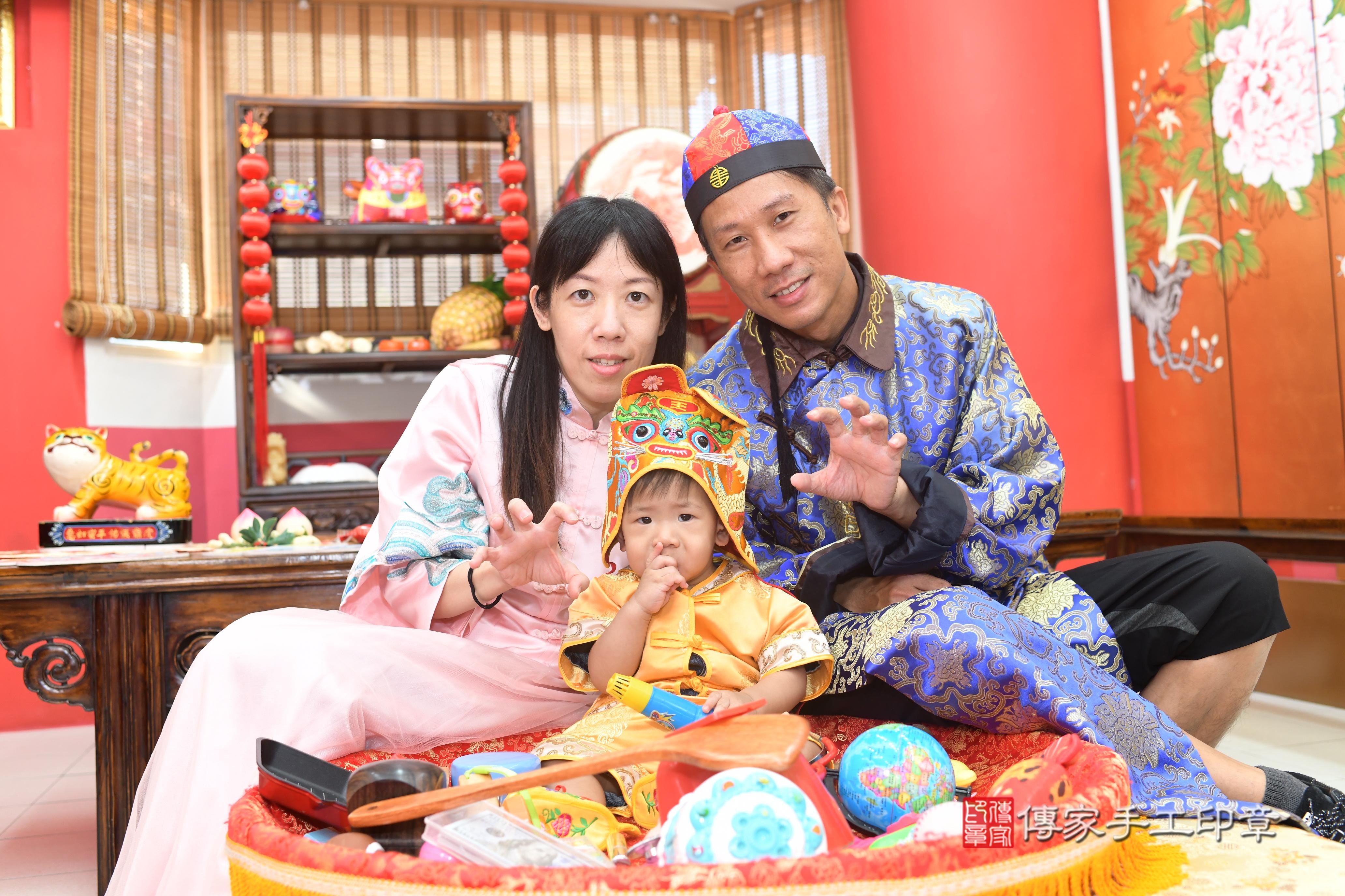 傳家手工印章台南店、抓周、度脺、中國風會場、傳家嬰兒古禮、吉祥話、抓周道具物品24種、拍照。抓周證書。寶寶抓周、滿周歲、生日快樂、祝福 傳家手工印章台南店、抓周、度脺、中國風會場、傳家嬰兒古禮、吉祥話、抓周道具物品24種、拍照。抓周證書。寶寶抓周、滿周歲、生日快樂、祝福