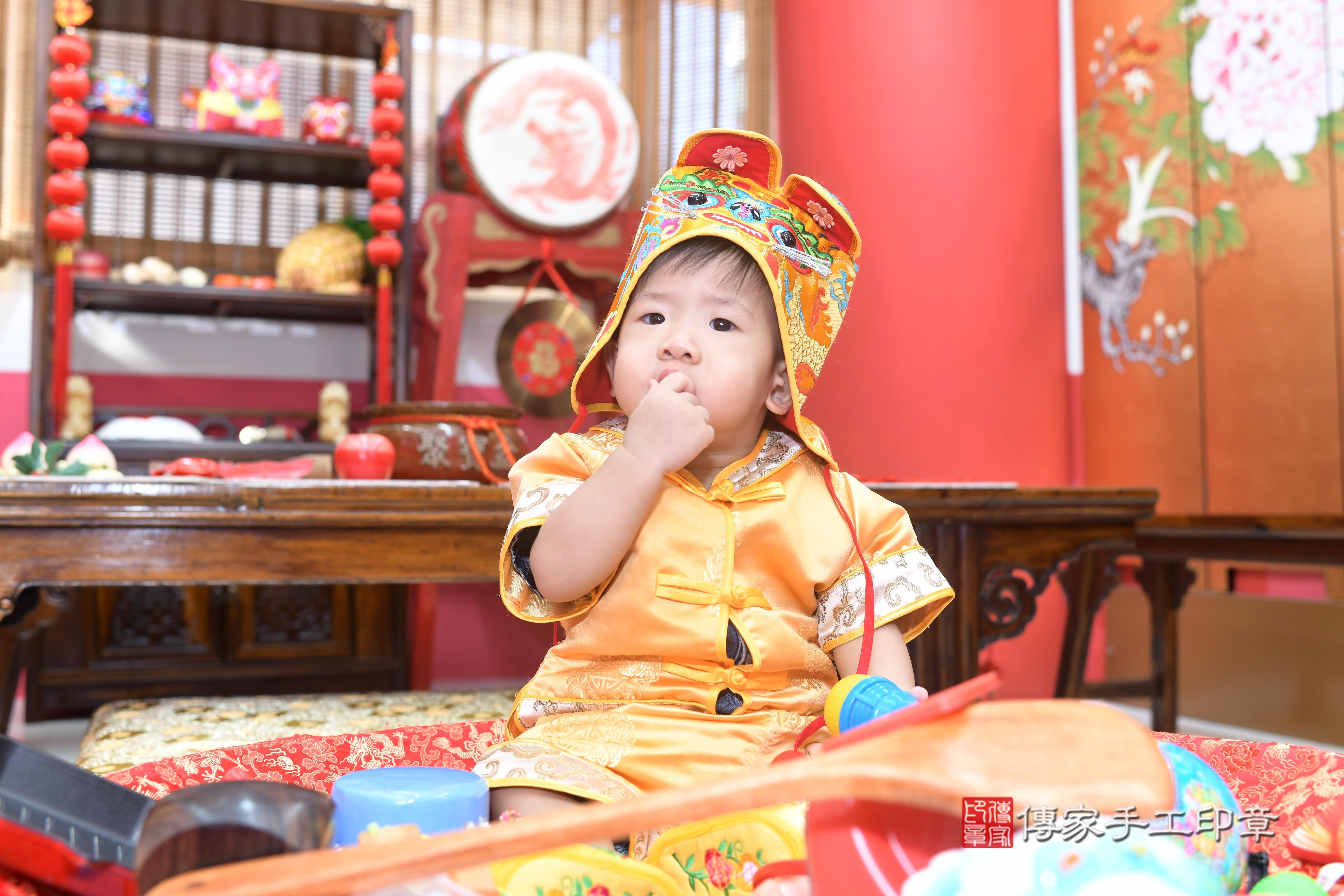 傳家手工印章台南店、抓周、度脺、中國風會場、傳家嬰兒古禮、吉祥話、抓周道具物品24種、拍照。抓周證書。寶寶抓周、滿周歲、生日快樂、祝福 傳家手工印章台南店、抓周、度脺、中國風會場、傳家嬰兒古禮、吉祥話、抓周道具物品24種、拍照。抓周證書。寶寶抓周、滿周歲、生日快樂、祝福