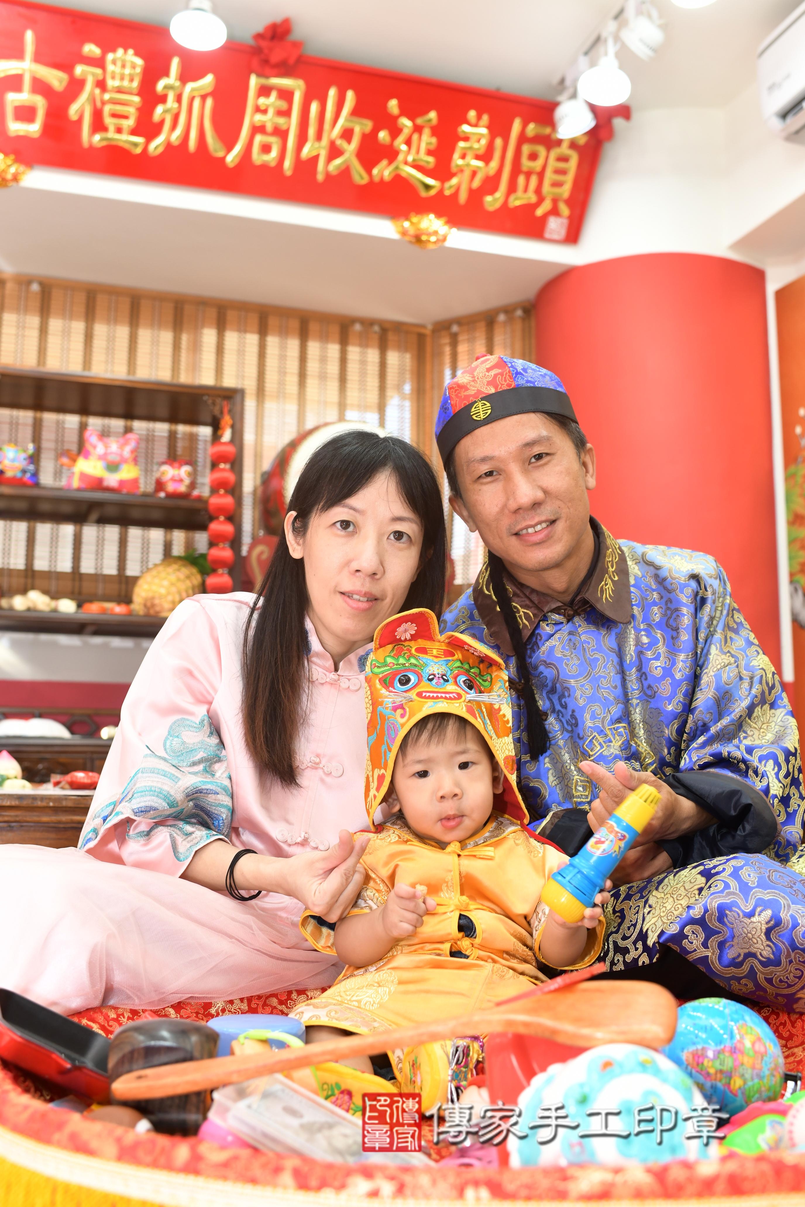 傳家手工印章台南店、抓周、度脺、中國風會場、傳家嬰兒古禮、吉祥話、抓周道具物品24種、拍照。抓周證書。寶寶抓周、滿周歲、生日快樂、祝福 傳家手工印章台南店、抓周、度脺、中國風會場、傳家嬰兒古禮、吉祥話、抓周道具物品24種、拍照。抓周證書。寶寶抓周、滿周歲、生日快樂、祝福