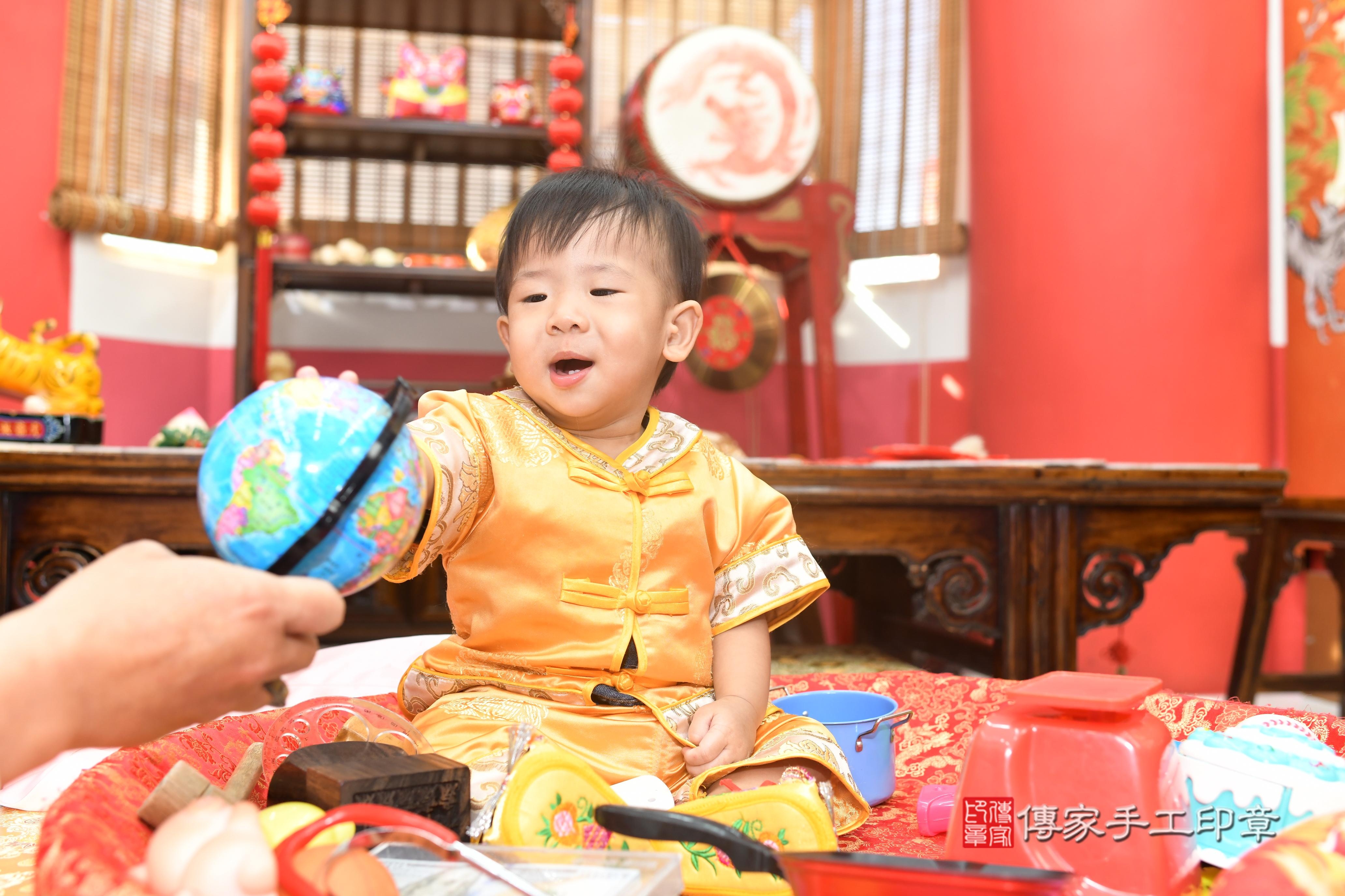 傳家手工印章台南店、抓周、度脺、中國風會場、傳家嬰兒古禮、吉祥話、抓周道具物品24種、拍照。抓周證書。寶寶抓周、滿周歲、生日快樂、祝福 傳家手工印章台南店、抓周、度脺、中國風會場、傳家嬰兒古禮、吉祥話、抓周道具物品24種、拍照。抓周證書。寶寶抓周、滿周歲、生日快樂、祝福