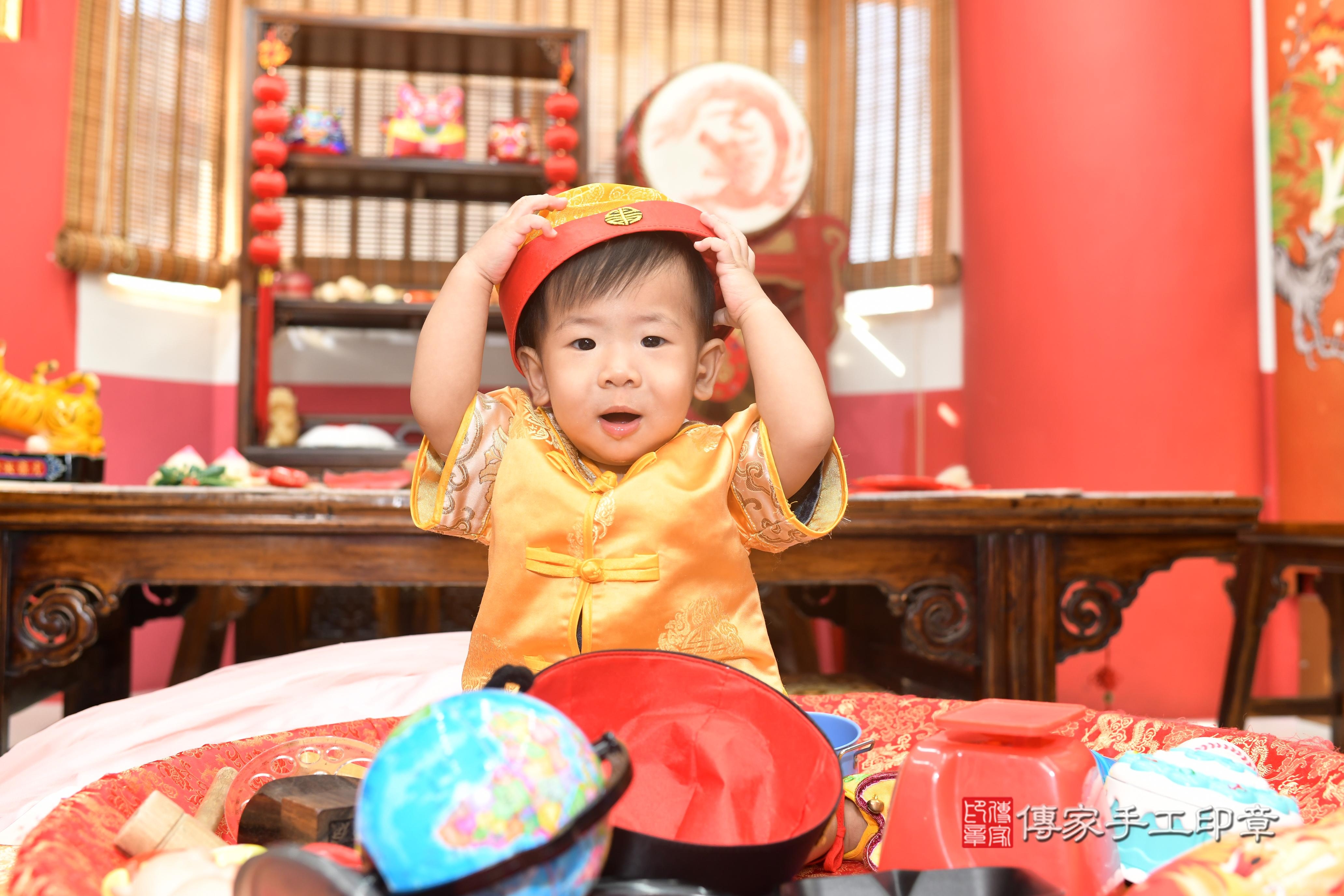 傳家手工印章台南店、抓周、度脺、中國風會場、傳家嬰兒古禮、吉祥話、抓周道具物品24種、拍照。抓周證書。寶寶抓周、滿周歲、生日快樂、祝福 傳家手工印章台南店、抓周、度脺、中國風會場、傳家嬰兒古禮、吉祥話、抓周道具物品24種、拍照。抓周證書。寶寶抓周、滿周歲、生日快樂、祝福