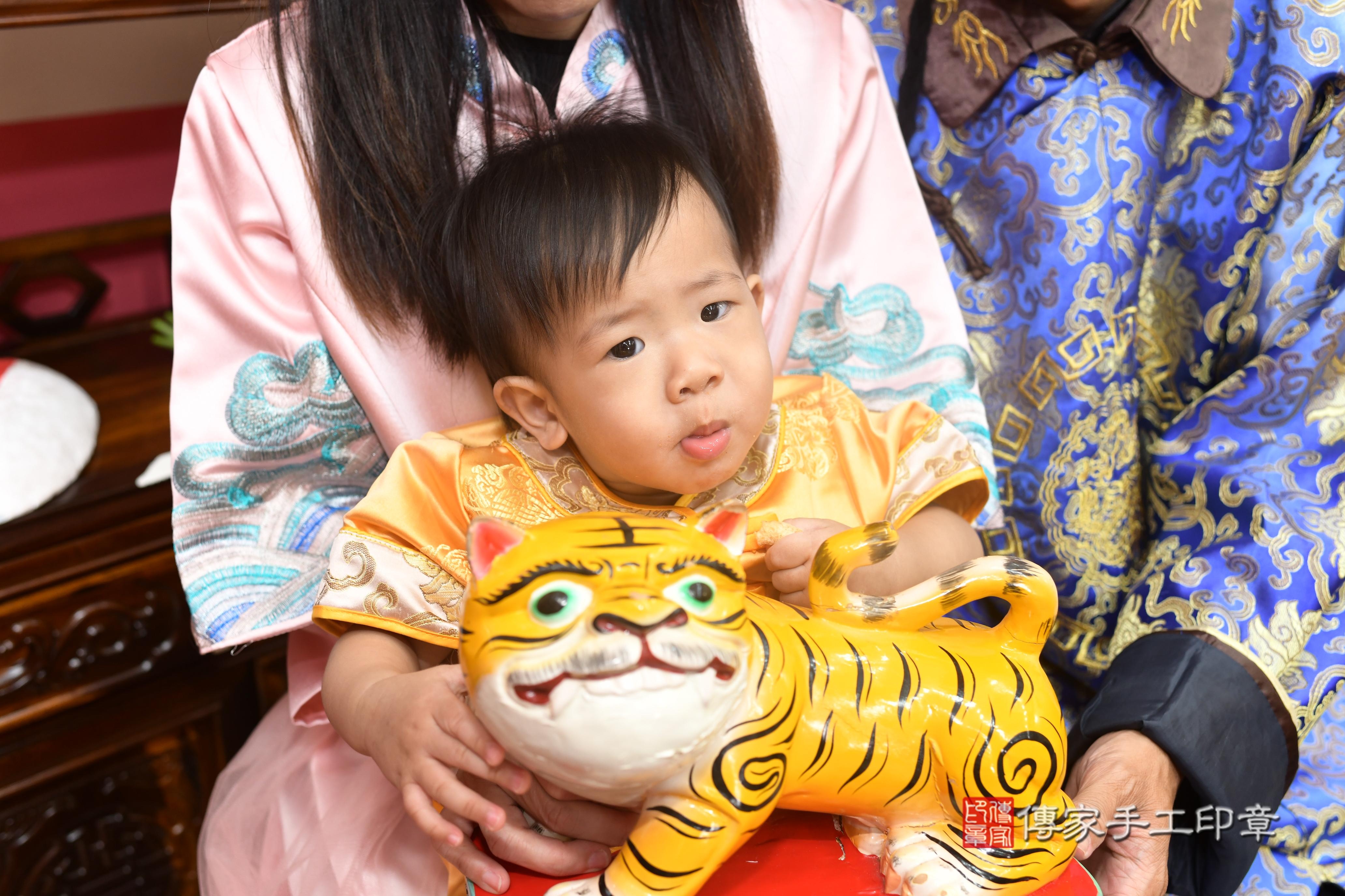 傳家手工印章台南店、抓周、度脺、中國風會場、傳家嬰兒古禮、吉祥話、抓周道具物品24種、拍照。抓周證書。寶寶抓周、滿周歲、生日快樂、祝福 傳家手工印章台南店、抓周、度脺、中國風會場、傳家嬰兒古禮、吉祥話、抓周道具物品24種、拍照。抓周證書。寶寶抓周、滿周歲、生日快樂、祝福