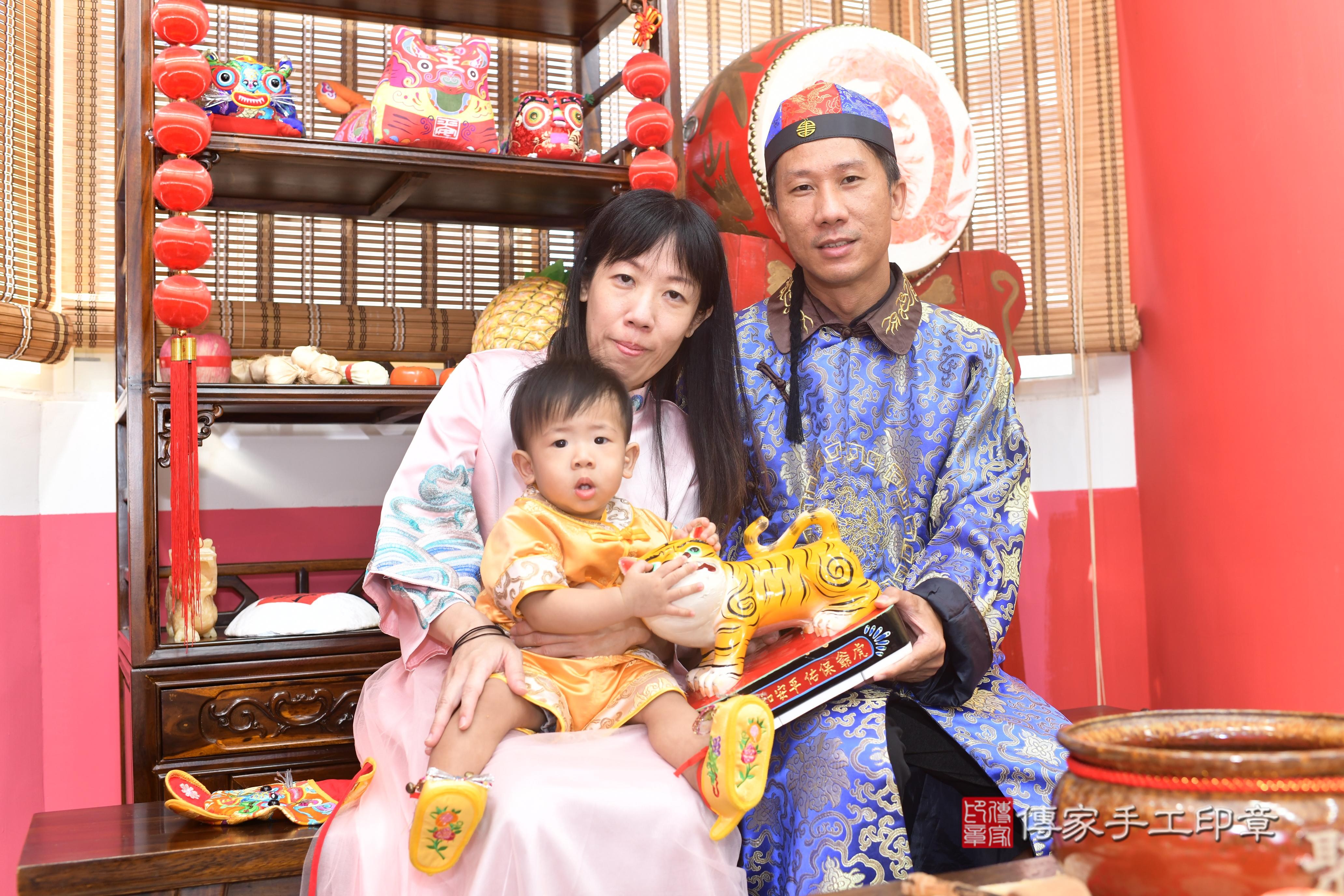 傳家手工印章台南店、抓周、度脺、中國風會場、傳家嬰兒古禮、吉祥話、抓周道具物品24種、拍照。抓周證書。寶寶抓周、滿周歲、生日快樂、祝福 傳家手工印章台南店、抓周、度脺、中國風會場、傳家嬰兒古禮、吉祥話、抓周道具物品24種、拍照。抓周證書。寶寶抓周、滿周歲、生日快樂、祝福