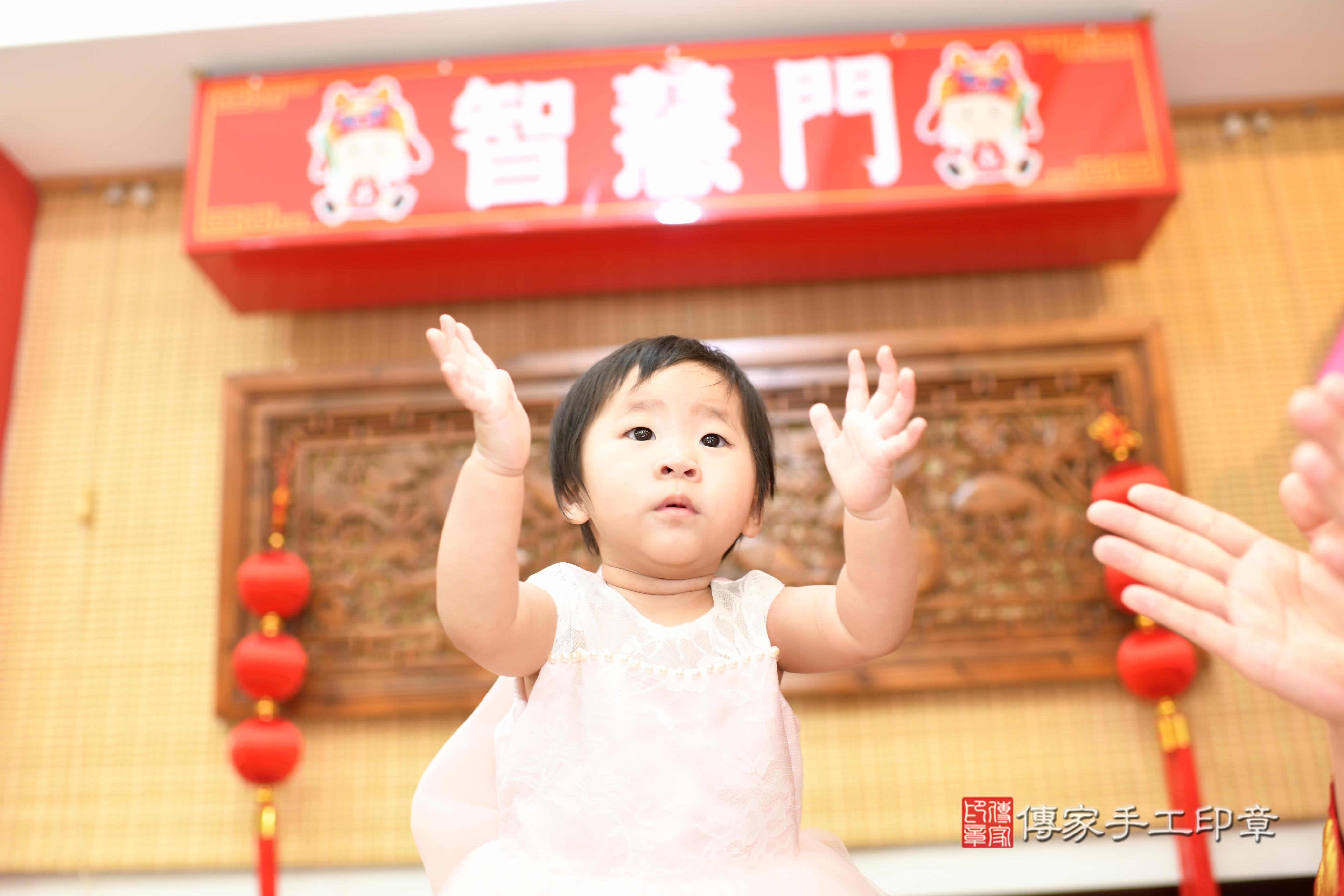 傳家手工印章台南店、抓周、度脺、中國風會場、傳家嬰兒古禮、吉祥話、抓周道具物品24種、拍照。抓周證書。寶寶抓周、滿周歲、生日快樂、祝福