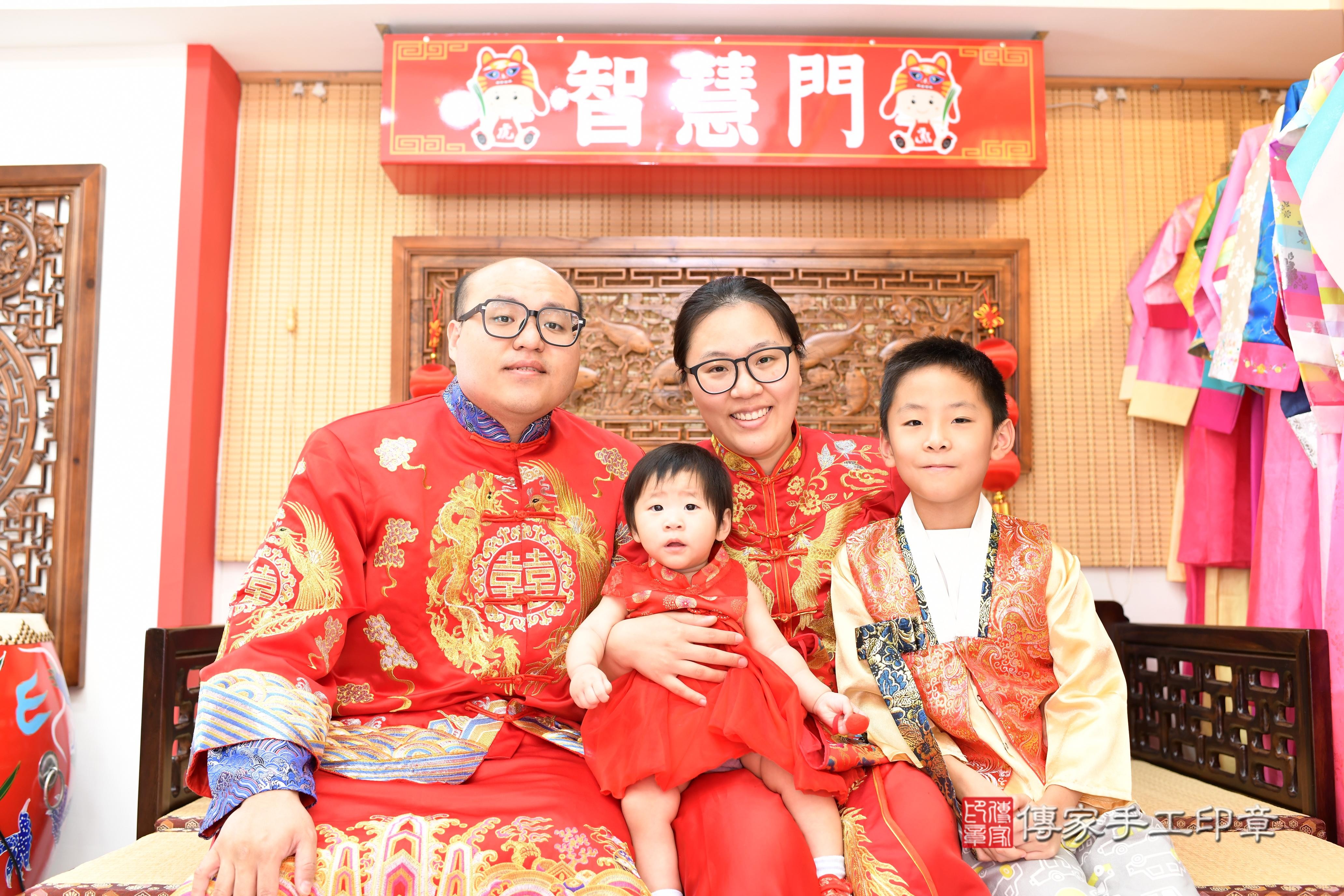 傳家手工印章台南店、抓周、度脺、中國風會場、傳家嬰兒古禮、吉祥話、抓周道具物品24種、拍照。抓周證書。寶寶抓周、滿周歲、生日快樂、祝福 傳家手工印章台南店、抓周、度脺、中國風會場、傳家嬰兒古禮、吉祥話、抓周道具物品24種、拍照。抓周證書。寶寶抓周、滿周歲、生日快樂、祝福