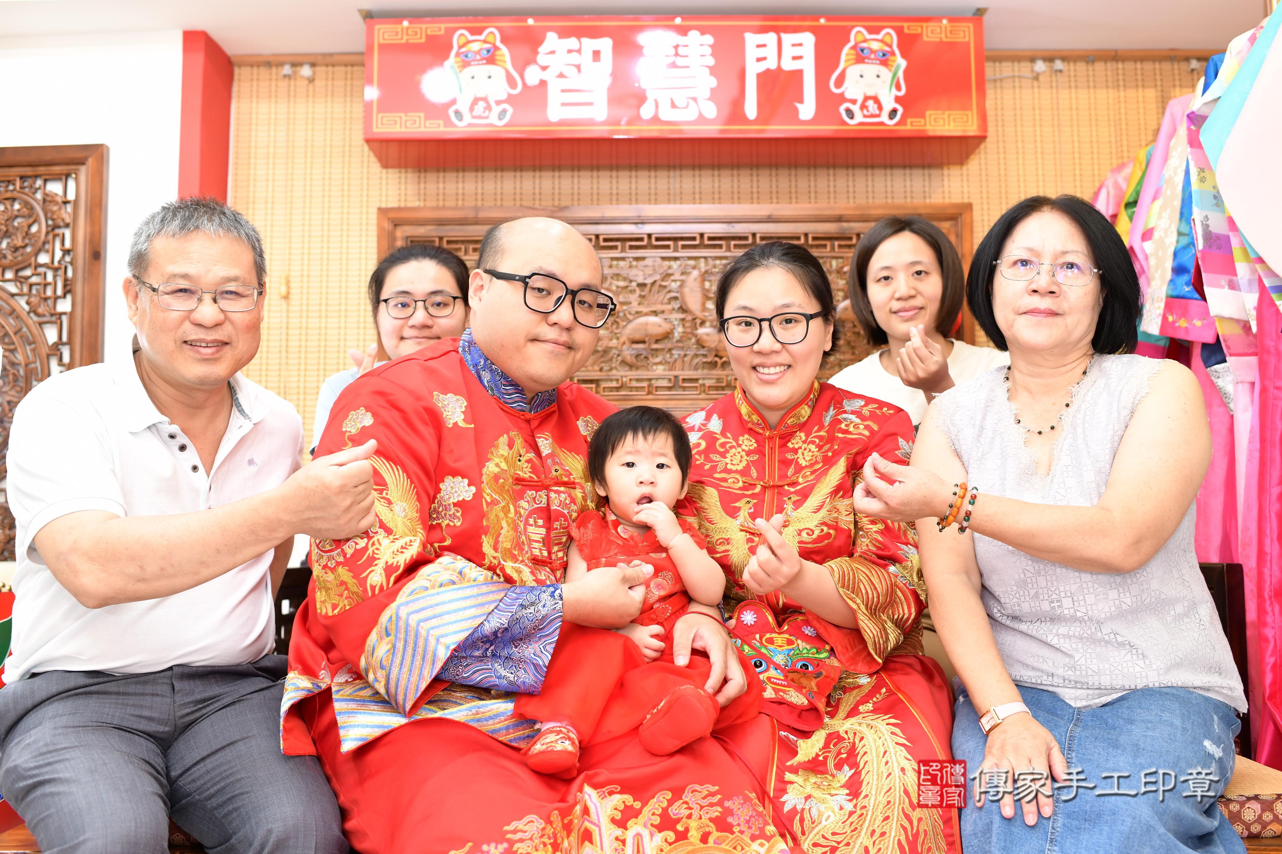 傳家手工印章台南店、抓周、度脺、中國風會場、傳家嬰兒古禮、吉祥話、抓周道具物品24種、拍照。抓周證書。寶寶抓周、滿周歲、生日快樂、祝福 傳家手工印章台南店、抓周、度脺、中國風會場、傳家嬰兒古禮、吉祥話、抓周道具物品24種、拍照。抓周證書。寶寶抓周、滿周歲、生日快樂、祝福