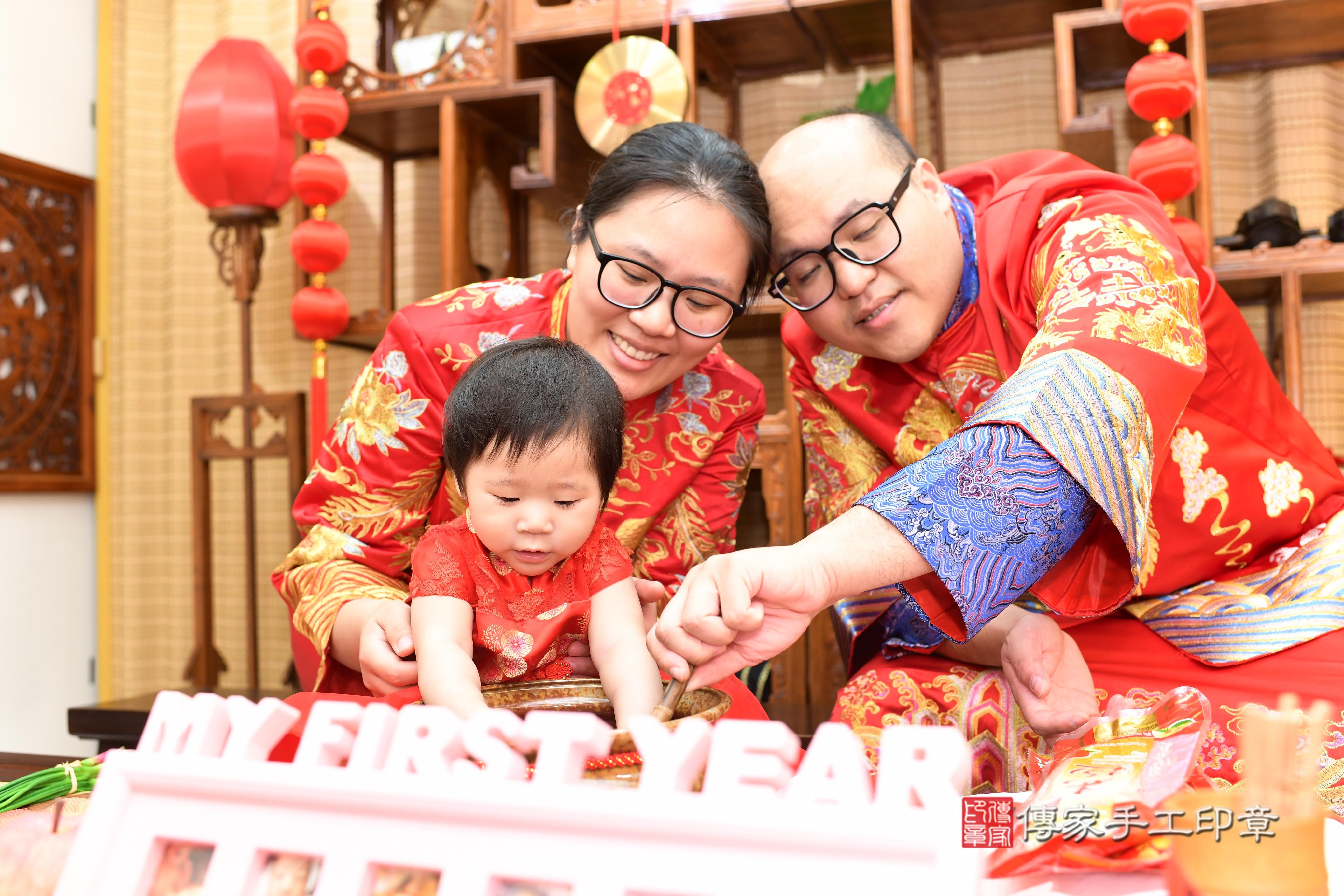 傳家手工印章台南店、抓周、度脺、中國風會場、傳家嬰兒古禮、吉祥話、抓周道具物品24種、拍照。抓周證書。寶寶抓周、滿周歲、生日快樂、祝福 傳家手工印章台南店、抓周、度脺、中國風會場、傳家嬰兒古禮、吉祥話、抓周道具物品24種、拍照。抓周證書。寶寶抓周、滿周歲、生日快樂、祝福