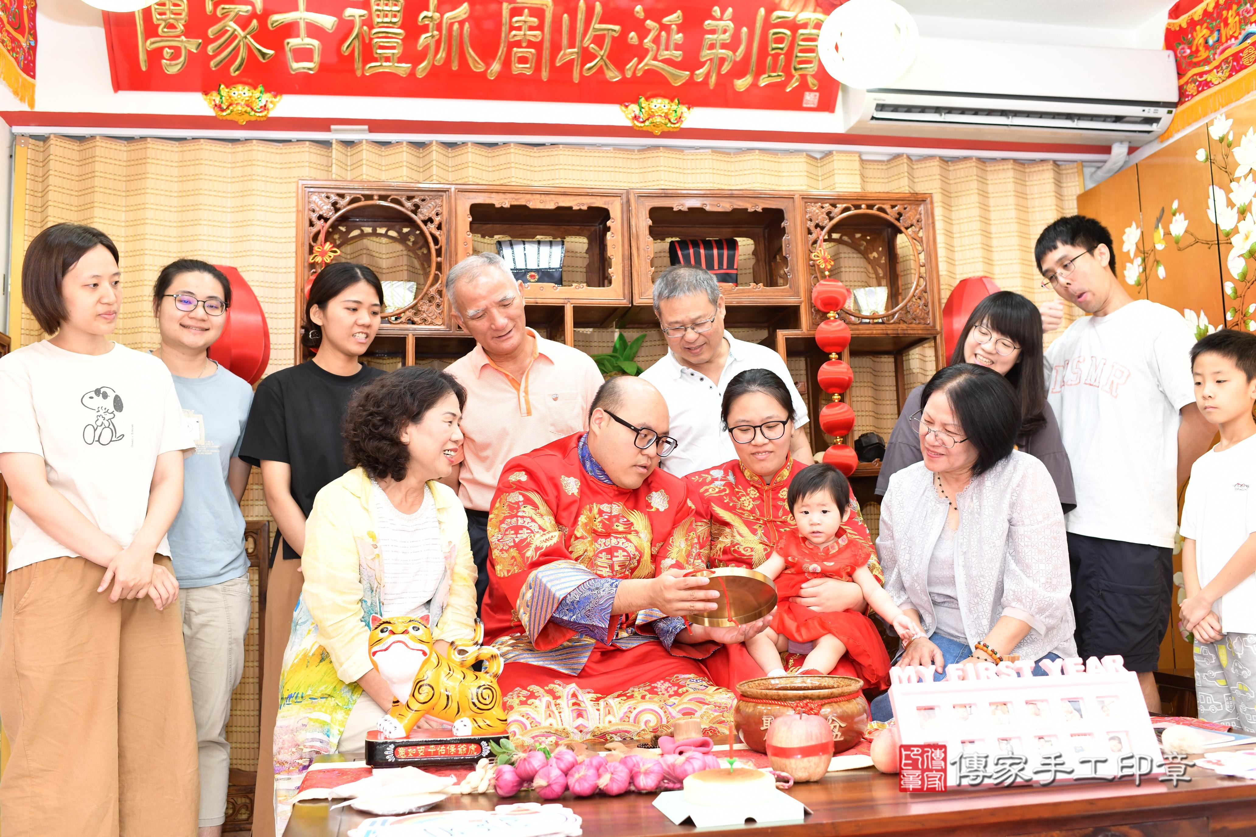 傳家手工印章台南店、抓周、度脺、中國風會場、傳家嬰兒古禮、吉祥話、抓周道具物品24種、拍照。抓周證書。寶寶抓周、滿周歲、生日快樂、祝福 傳家手工印章台南店、抓周、度脺、中國風會場、傳家嬰兒古禮、吉祥話、抓周道具物品24種、拍照。抓周證書。寶寶抓周、滿周歲、生日快樂、祝福