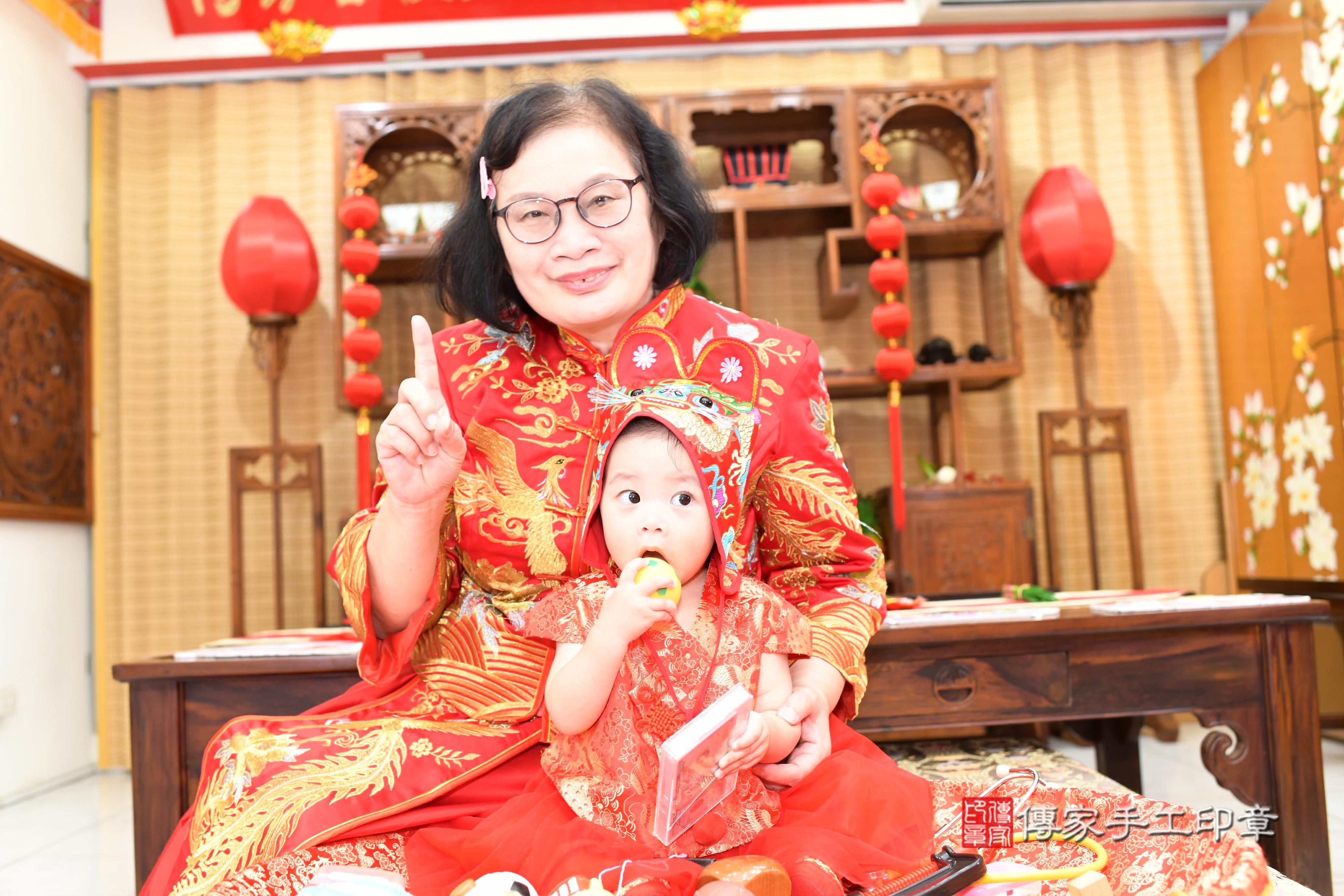 傳家手工印章台南店、抓周、度脺、中國風會場、傳家嬰兒古禮、吉祥話、抓周道具物品24種、拍照。抓周證書。寶寶抓周、滿周歲、生日快樂、祝福 傳家手工印章台南店、抓周、度脺、中國風會場、傳家嬰兒古禮、吉祥話、抓周道具物品24種、拍照。抓周證書。寶寶抓周、滿周歲、生日快樂、祝福