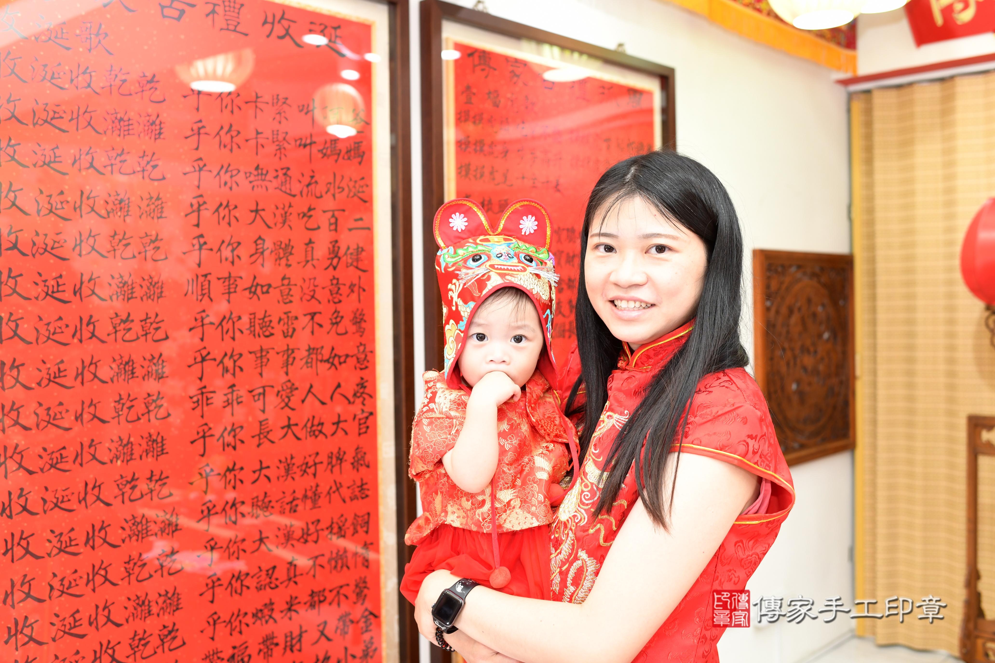 傳家手工印章台南店、抓周、度脺、中國風會場、傳家嬰兒古禮、吉祥話、抓周道具物品24種、拍照。抓周證書。寶寶抓周、滿周歲、生日快樂、祝福 傳家手工印章台南店、抓周、度脺、中國風會場、傳家嬰兒古禮、吉祥話、抓周道具物品24種、拍照。抓周證書。寶寶抓周、滿周歲、生日快樂、祝福