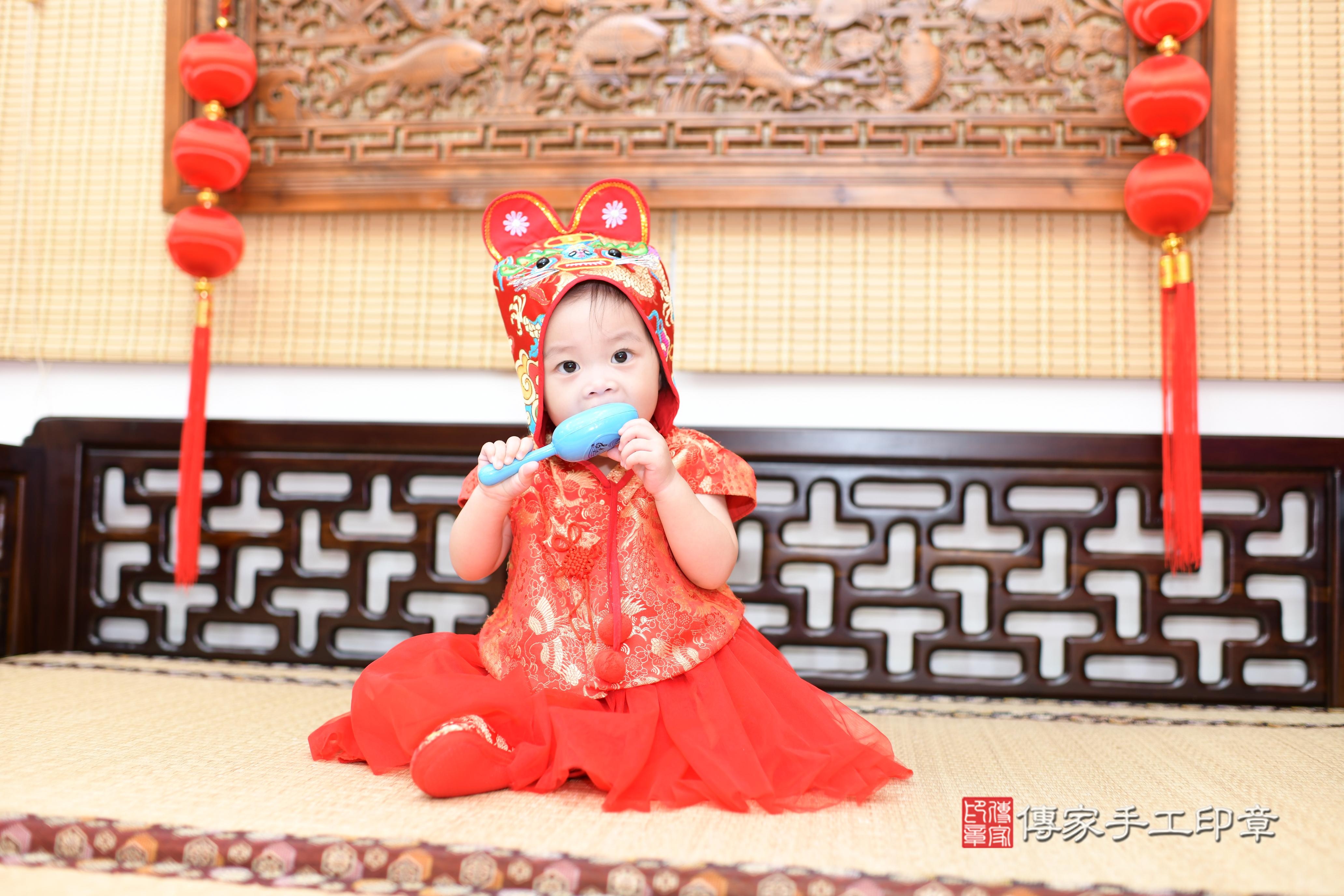 傳家手工印章台南店、抓周、度脺、中國風會場、傳家嬰兒古禮、吉祥話、抓周道具物品24種、拍照。抓周證書。寶寶抓周、滿周歲、生日快樂、祝福 傳家手工印章台南店、抓周、度脺、中國風會場、傳家嬰兒古禮、吉祥話、抓周道具物品24種、拍照。抓周證書。寶寶抓周、滿周歲、生日快樂、祝福