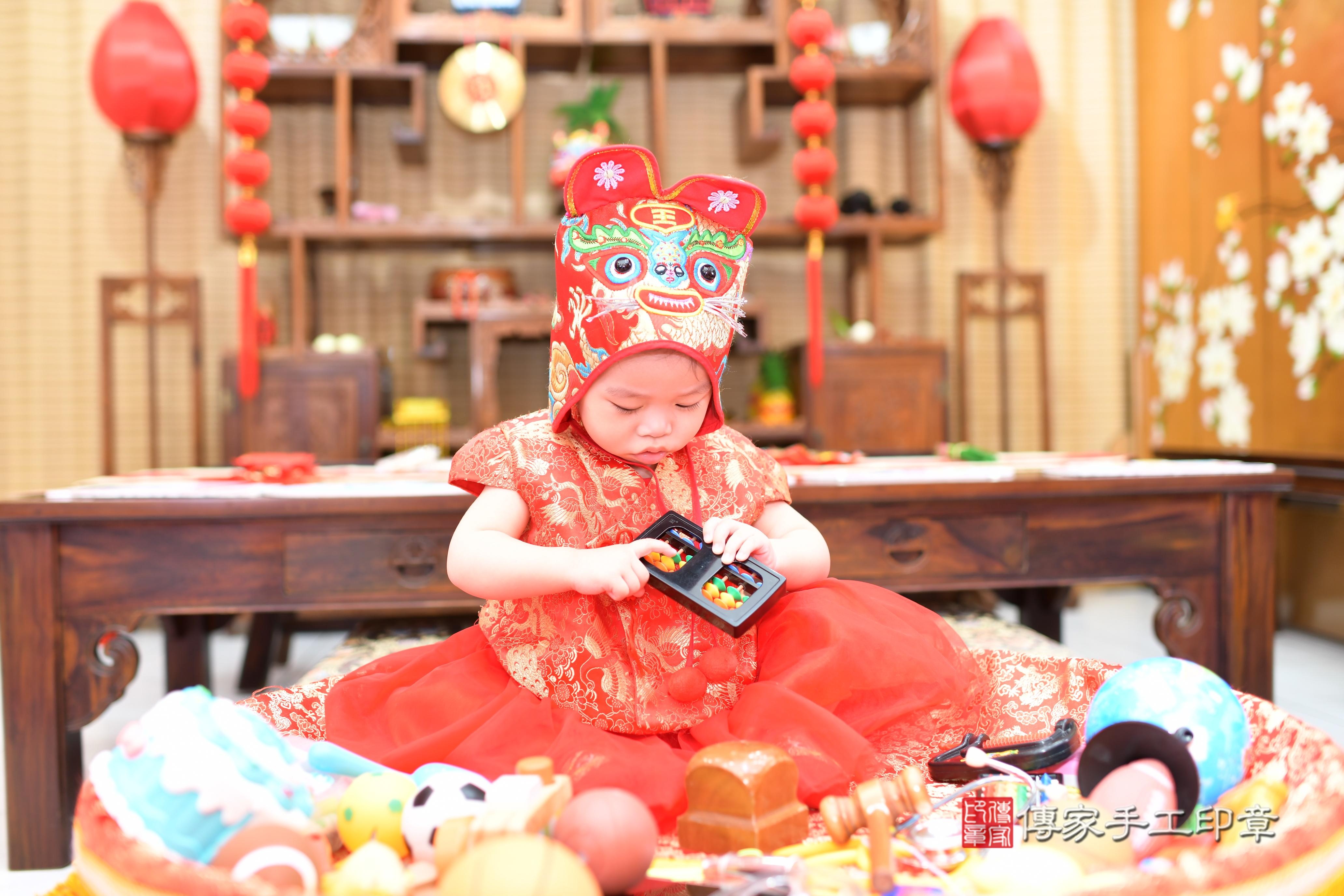 傳家手工印章台南店、抓周、度脺、中國風會場、傳家嬰兒古禮、吉祥話、抓周道具物品24種、拍照。抓周證書。寶寶抓周、滿周歲、生日快樂、祝福 傳家手工印章台南店、抓周、度脺、中國風會場、傳家嬰兒古禮、吉祥話、抓周道具物品24種、拍照。抓周證書。寶寶抓周、滿周歲、生日快樂、祝福