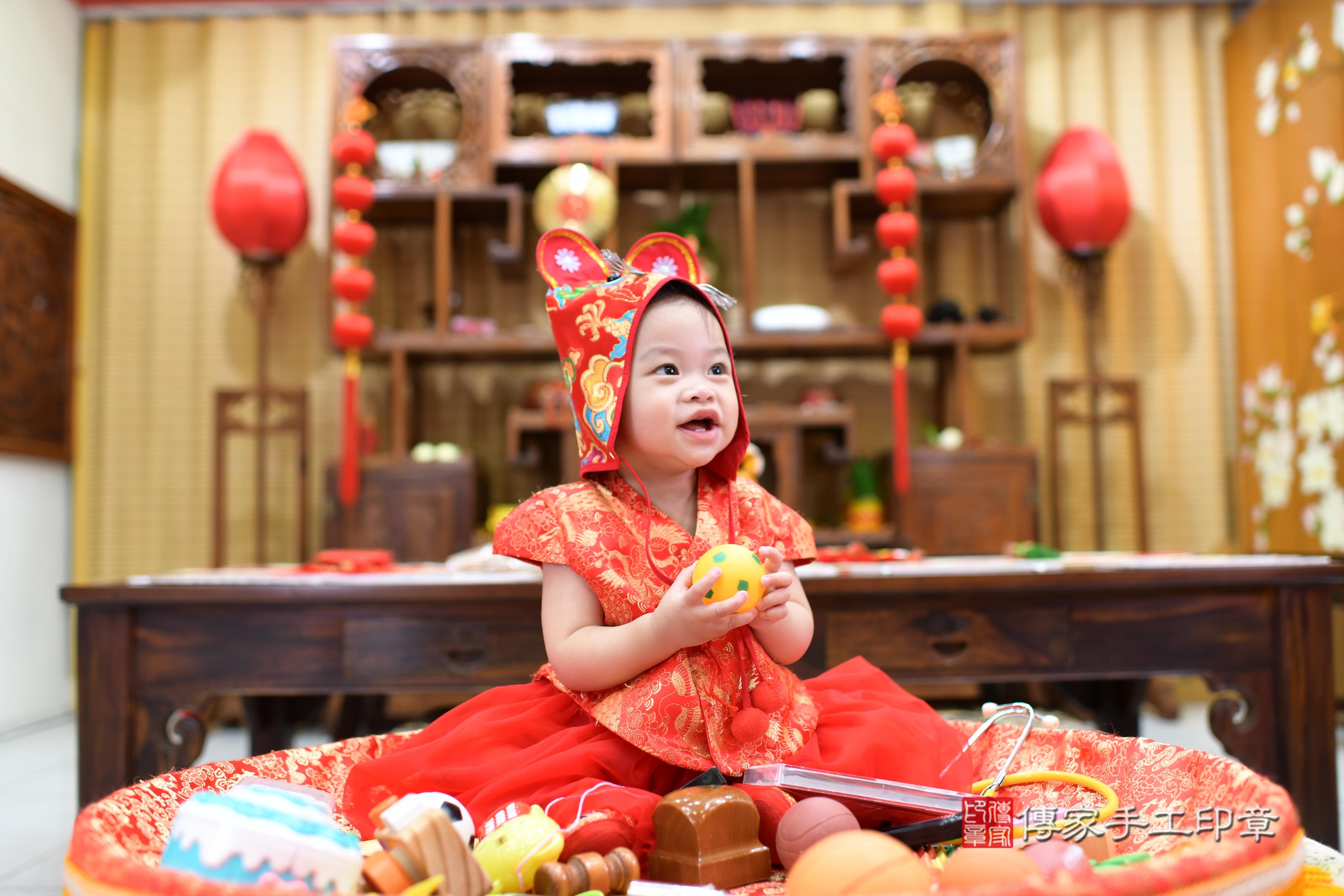 傳家手工印章台南店、抓周、度脺、中國風會場、傳家嬰兒古禮、吉祥話、抓周道具物品24種、拍照。抓周證書。寶寶抓周、滿周歲、生日快樂、祝福 傳家手工印章台南店、抓周、度脺、中國風會場、傳家嬰兒古禮、吉祥話、抓周道具物品24種、拍照。抓周證書。寶寶抓周、滿周歲、生日快樂、祝福