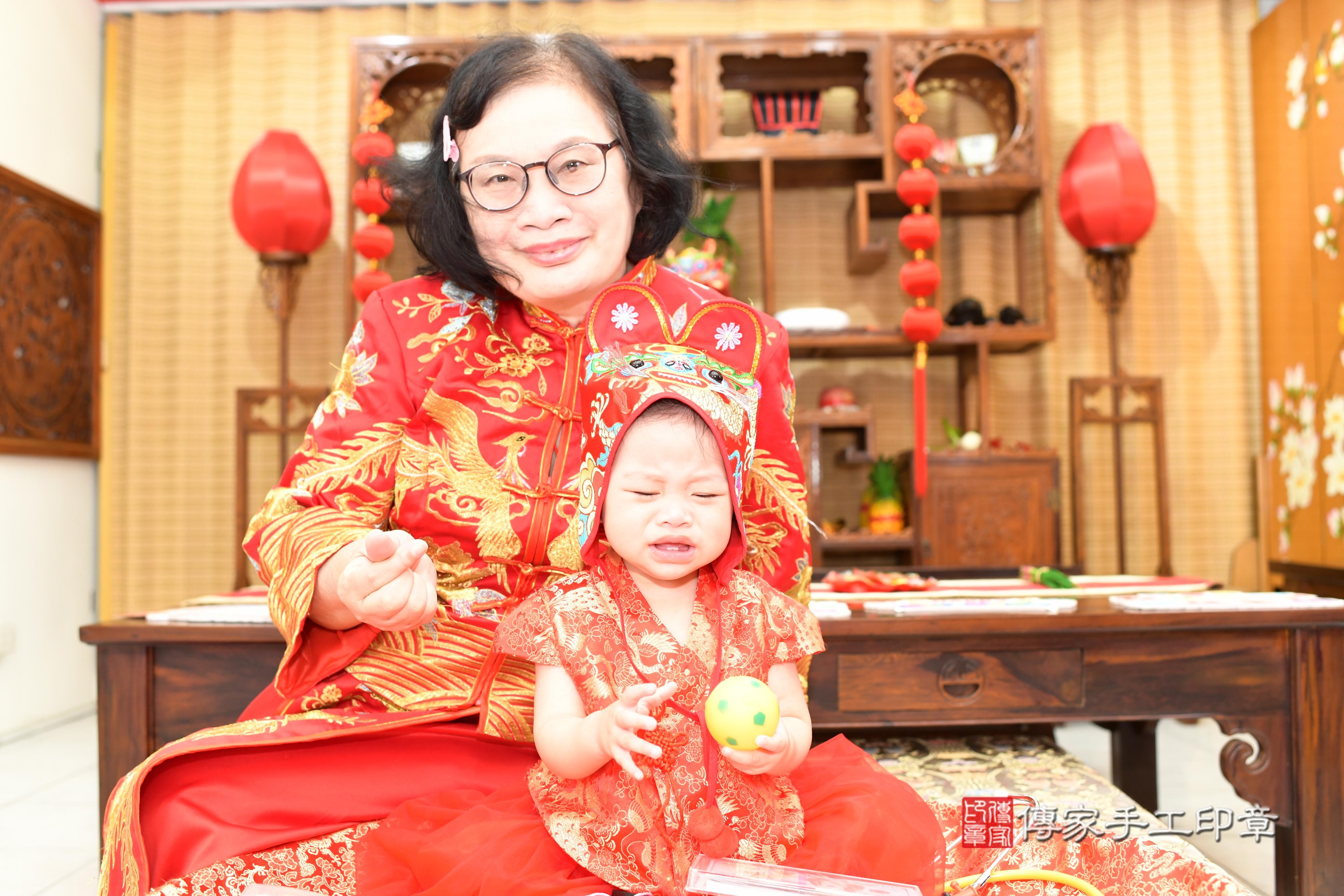 傳家手工印章台南店、抓周、度脺、中國風會場、傳家嬰兒古禮、吉祥話、抓周道具物品24種、拍照。抓周證書。寶寶抓周、滿周歲、生日快樂、祝福 傳家手工印章台南店、抓周、度脺、中國風會場、傳家嬰兒古禮、吉祥話、抓周道具物品24種、拍照。抓周證書。寶寶抓周、滿周歲、生日快樂、祝福