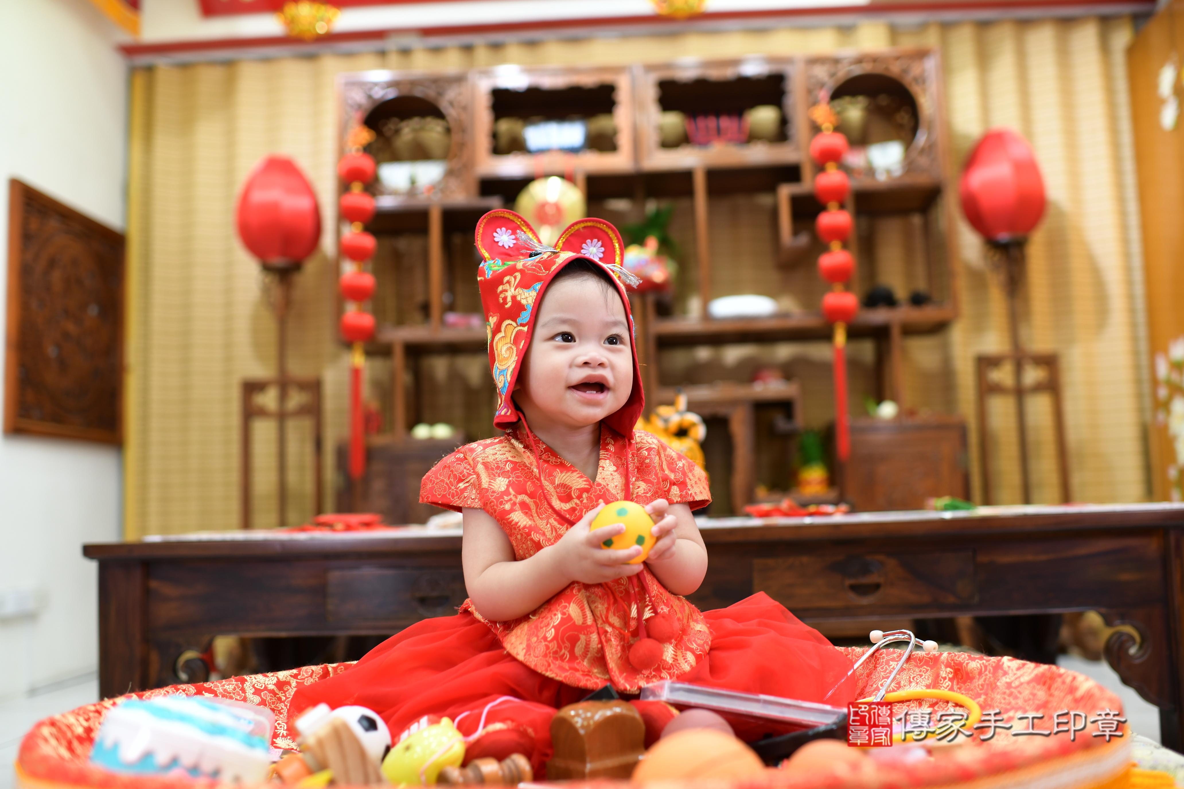 傳家手工印章台南店、抓周、度脺、中國風會場、傳家嬰兒古禮、吉祥話、抓周道具物品24種、拍照。抓周證書。寶寶抓周、滿周歲、生日快樂、祝福 傳家手工印章台南店、抓周、度脺、中國風會場、傳家嬰兒古禮、吉祥話、抓周道具物品24種、拍照。抓周證書。寶寶抓周、滿周歲、生日快樂、祝福