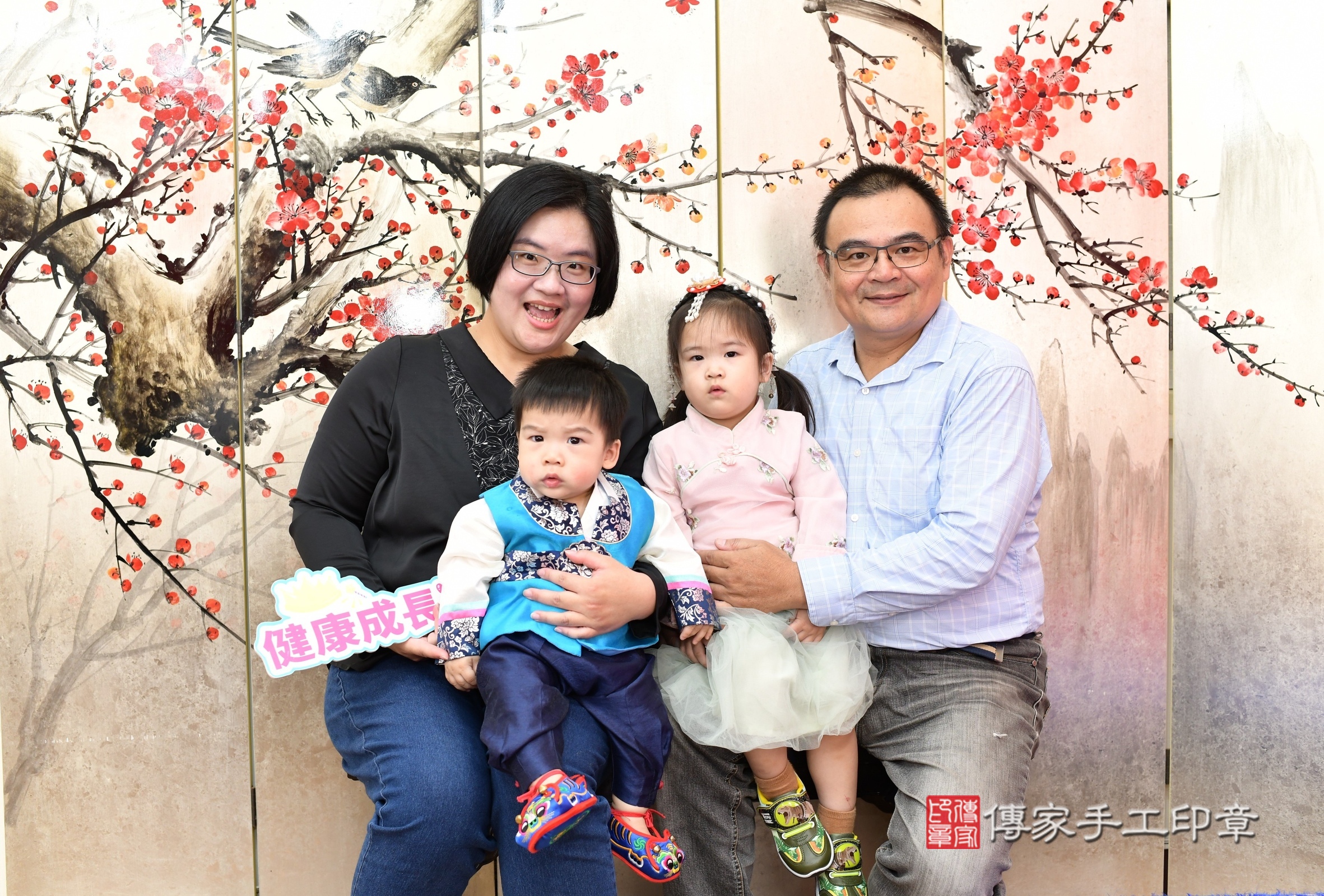 新北市永和區翔翔寶寶抓周推薦：傳家新北店抓周度脺中國風會場，嬰兒古禮抓周流程儀式吉祥話、抓周道具物品24種、拍照。抓周證書。2025.7.1，照片1