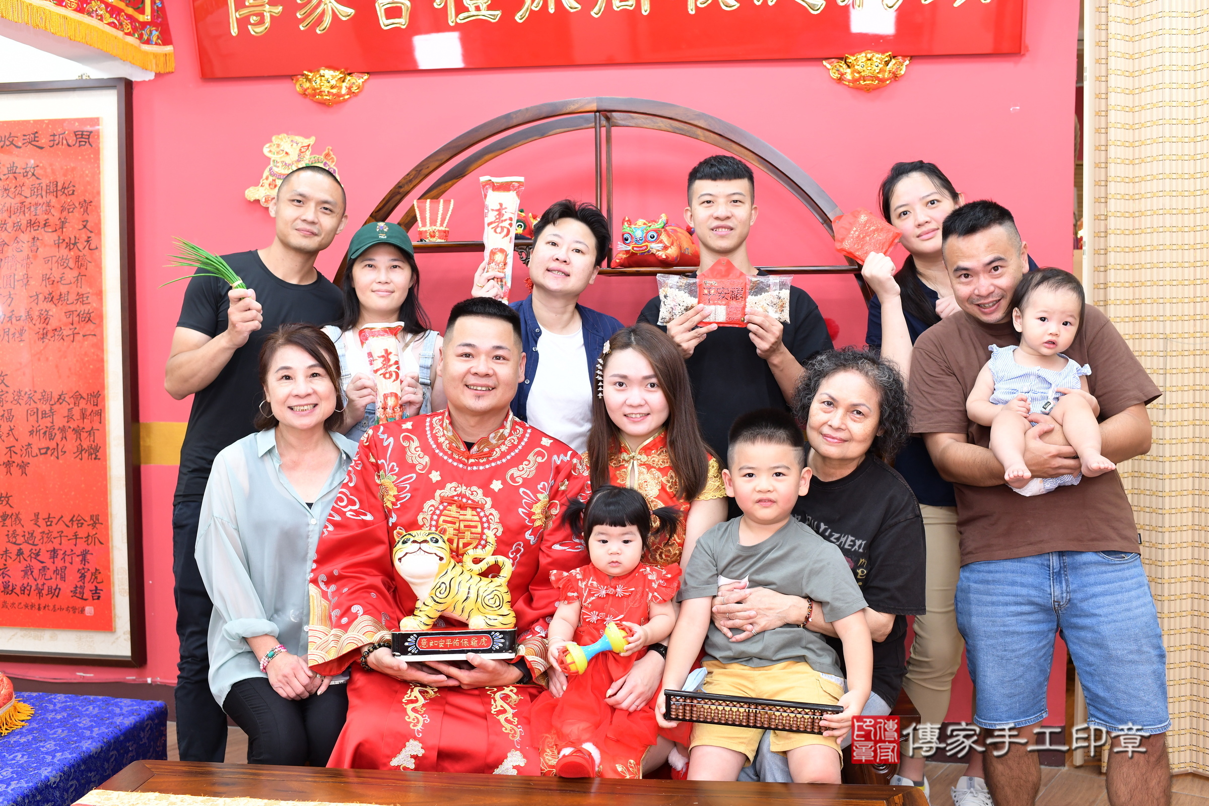 新北市永和區瑄瑄寶寶抓周推薦:傳家新北店抓周度脺中國風會場,嬰兒古禮抓周流程儀式吉祥話、抓周道具物品24種、拍照。抓周證書。2025.7.5,照片10 新北市永和區瑄瑄寶寶抓周推薦:傳家新北店抓周度脺中國風會場,嬰兒古禮抓周流程儀式吉祥話、抓周道具物品24種、拍照。抓周證書。2025.7.5,照片10