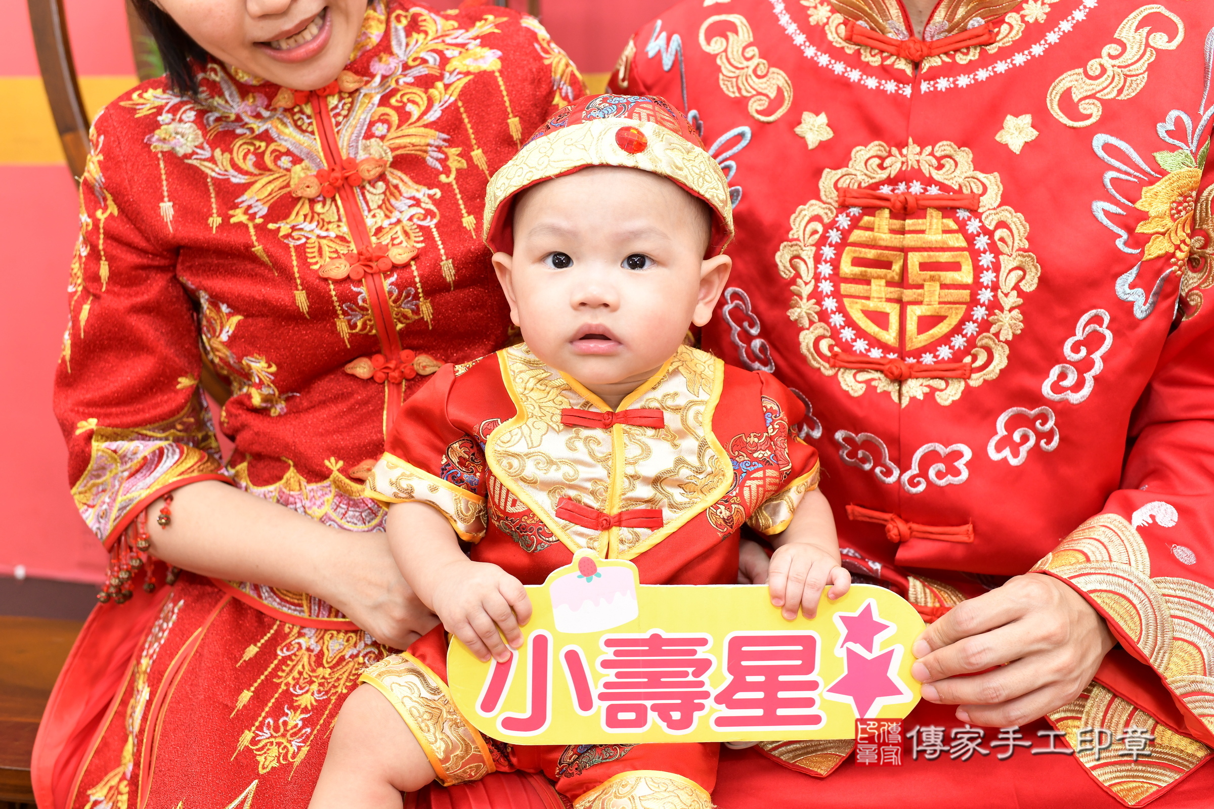 新北市永和區凡凡寶寶抓周推薦：傳家新北店抓周度脺中國風會場，嬰兒古禮抓周流程儀式吉祥話、抓周道具物品24種、拍照。抓周證書。2025.6.28，照片1