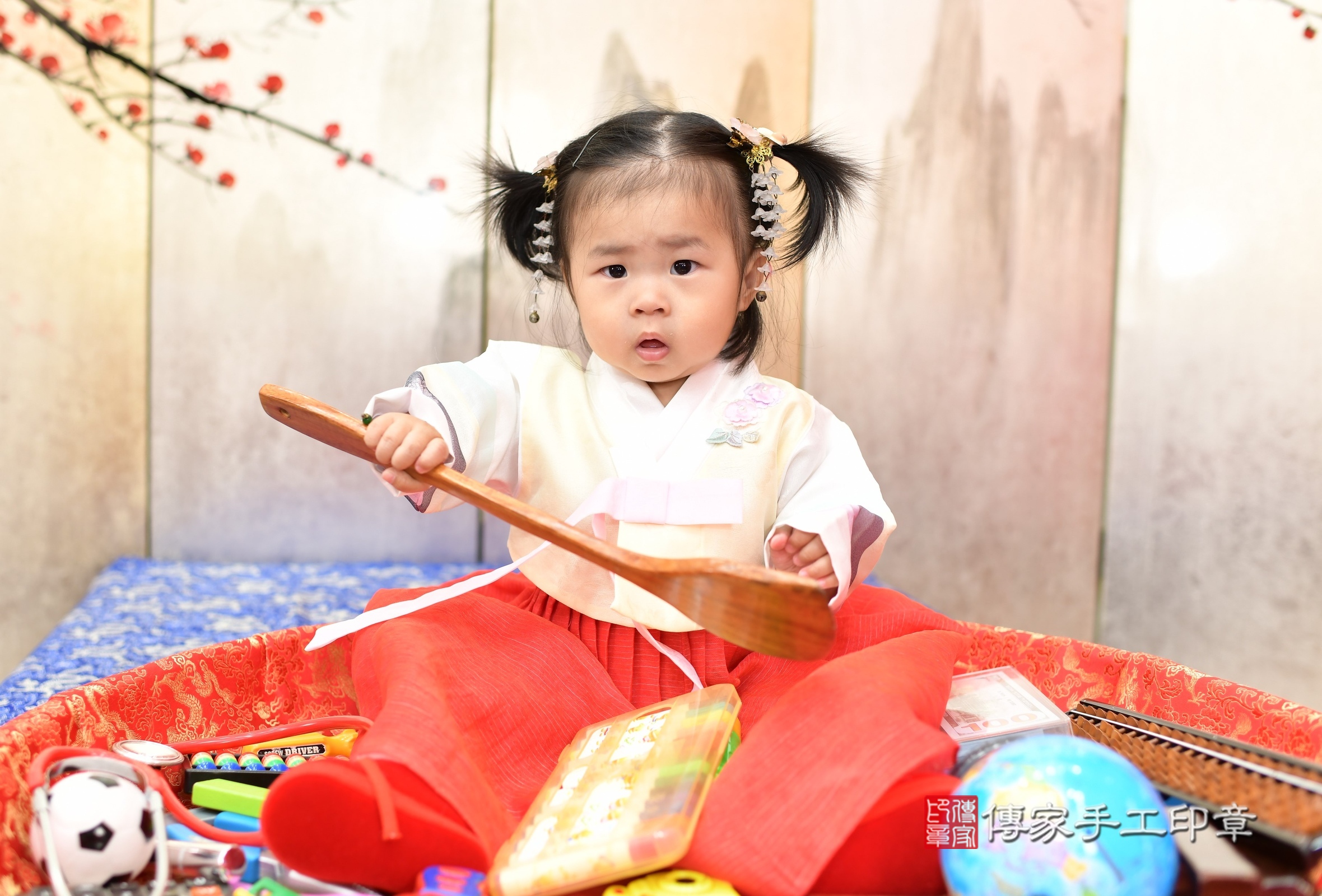 新北市永和區昀昀寶寶抓周推薦:傳家新北店抓周度脺中國風會場,嬰兒古禮抓周流程儀式吉祥話、抓周道具物品24種、拍照。抓周證書。2025.6.28,照片10 新北市永和區昀昀寶寶抓周推薦:傳家新北店抓周度脺中國風會場,嬰兒古禮抓周流程儀式吉祥話、抓周道具物品24種、拍照。抓周證書。2025.6.28,照片10