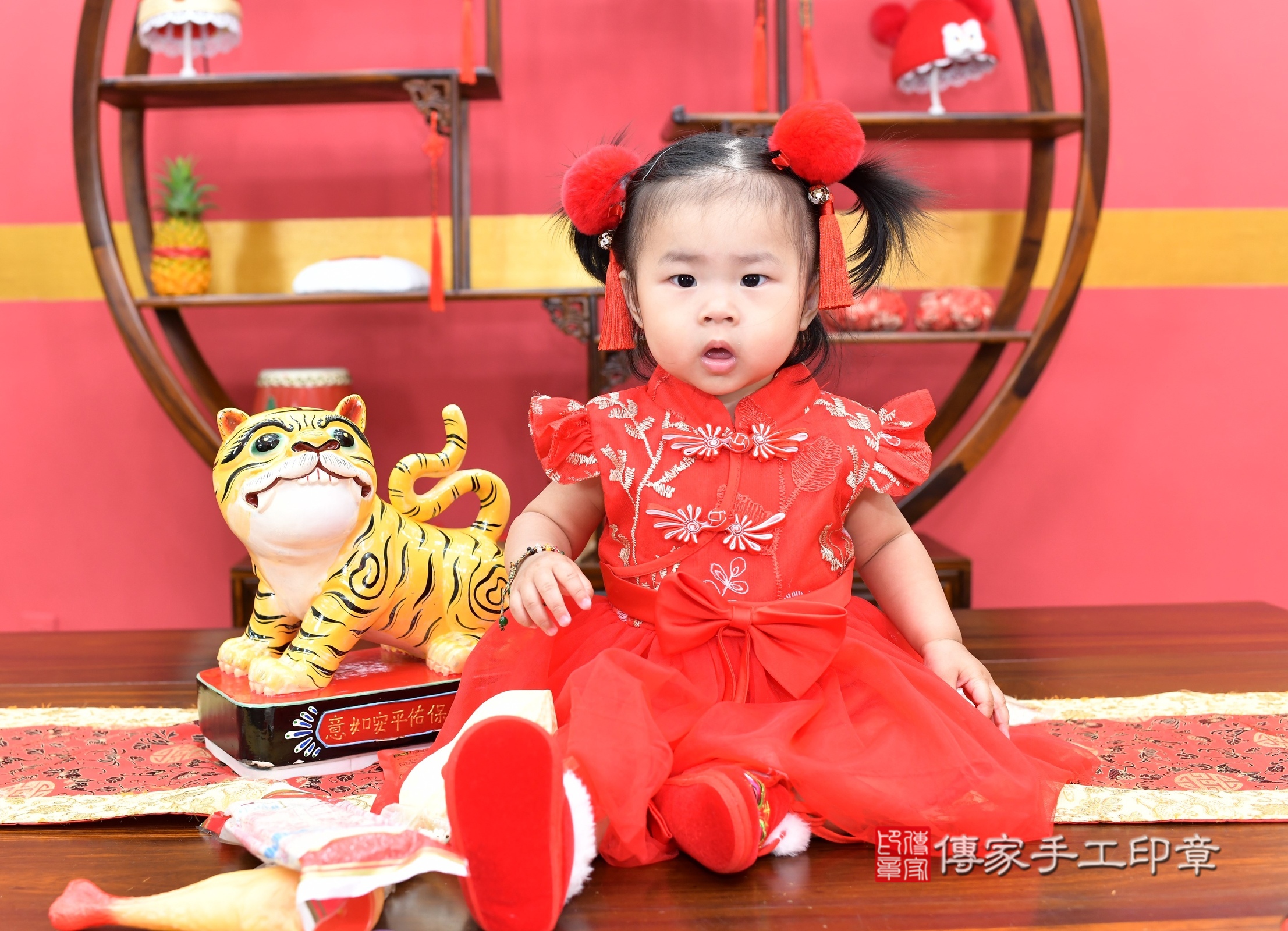 新北市永和區昀昀寶寶抓周推薦:傳家新北店抓周度脺中國風會場,嬰兒古禮抓周流程儀式吉祥話、抓周道具物品24種、拍照。抓周證書。2025.6.28,照片5 新北市永和區昀昀寶寶抓周推薦:傳家新北店抓周度脺中國風會場,嬰兒古禮抓周流程儀式吉祥話、抓周道具物品24種、拍照。抓周證書。2025.6.28,照片5