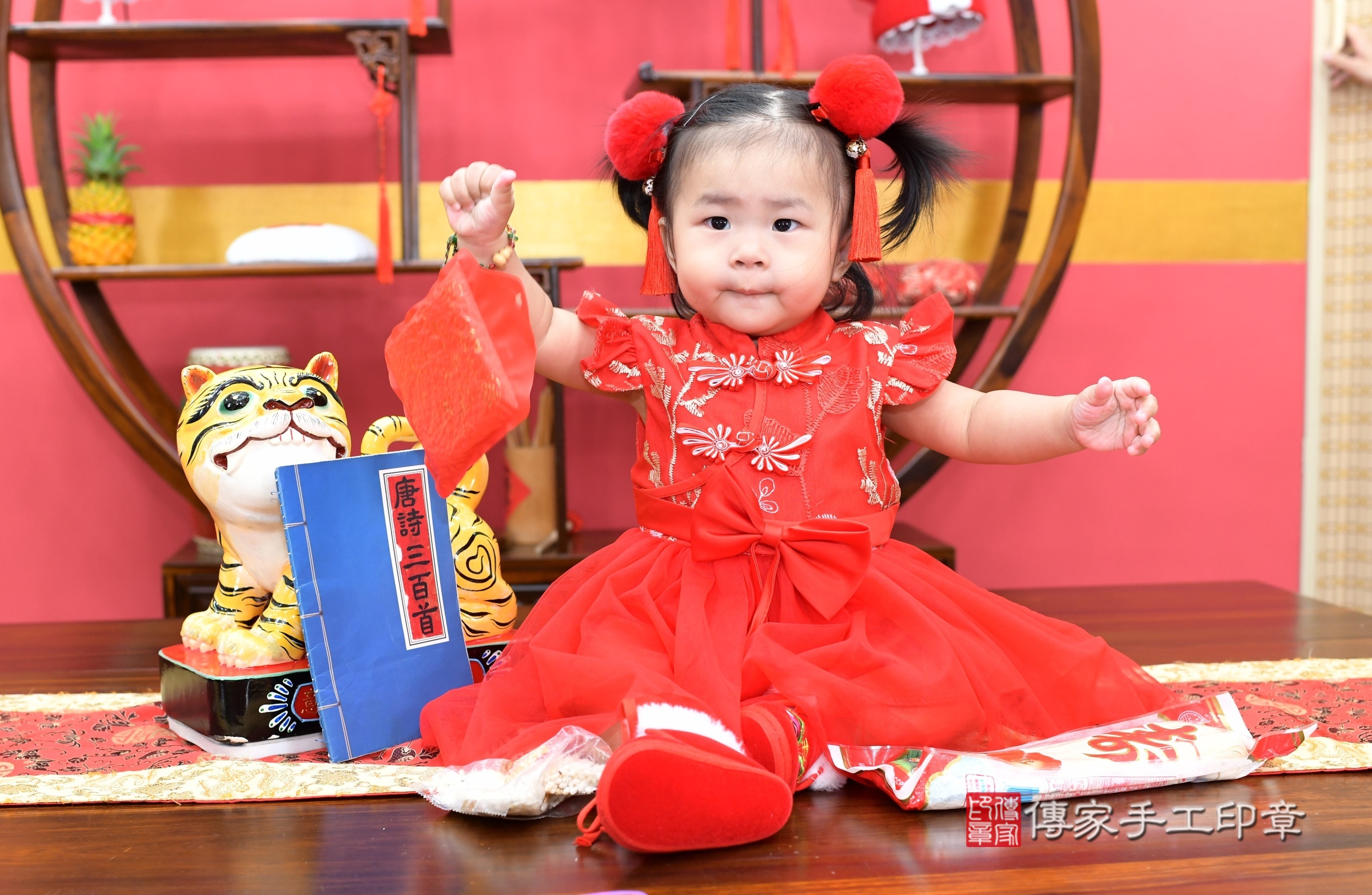 新北市永和區昀昀寶寶抓周推薦:傳家新北店抓周度脺中國風會場,嬰兒古禮抓周流程儀式吉祥話、抓周道具物品24種、拍照。抓周證書。2025.6.28,照片18 新北市永和區昀昀寶寶抓周推薦:傳家新北店抓周度脺中國風會場,嬰兒古禮抓周流程儀式吉祥話、抓周道具物品24種、拍照。抓周證書。2025.6.28,照片18