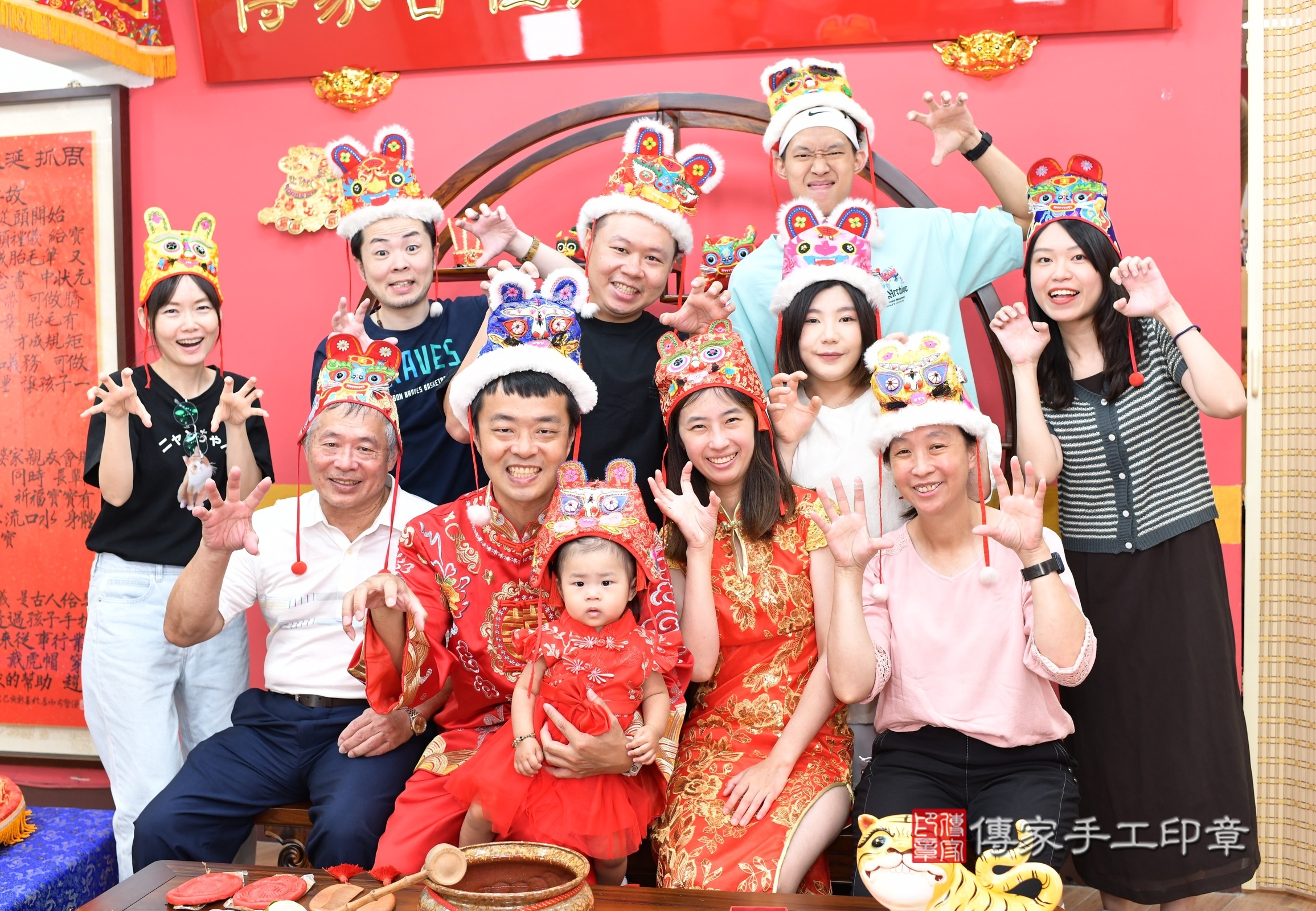 新北市永和區昀昀寶寶抓周推薦:傳家新北店抓周度脺中國風會場,嬰兒古禮抓周流程儀式吉祥話、抓周道具物品24種、拍照。抓周證書。2025.6.28,照片22 新北市永和區昀昀寶寶抓周推薦:傳家新北店抓周度脺中國風會場,嬰兒古禮抓周流程儀式吉祥話、抓周道具物品24種、拍照。抓周證書。2025.6.28,照片22