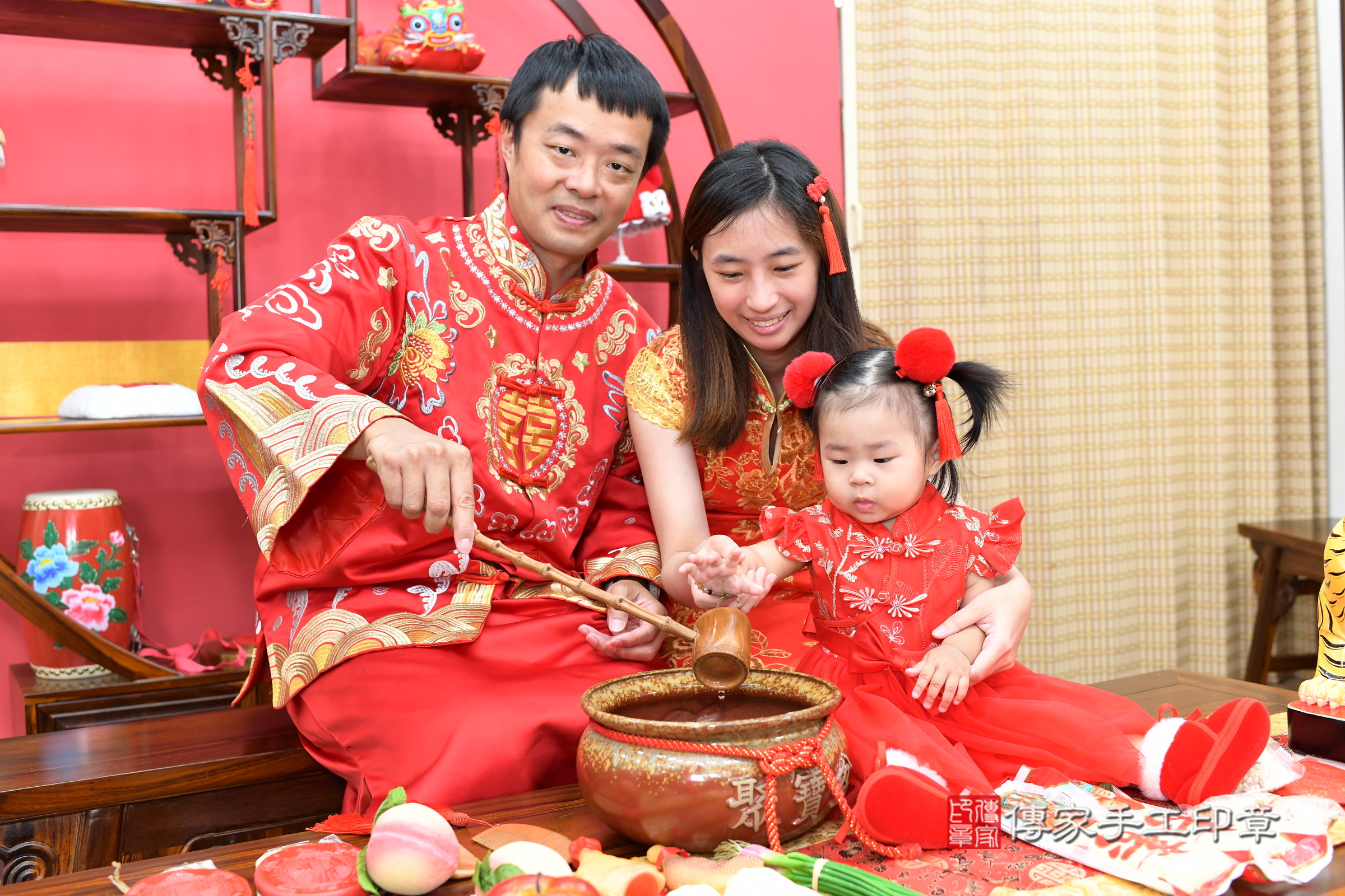 新北市永和區昀昀寶寶抓周推薦:傳家新北店抓周度脺中國風會場,嬰兒古禮抓周流程儀式吉祥話、抓周道具物品24種、拍照。抓周證書。2025.6.28,照片13 新北市永和區昀昀寶寶抓周推薦:傳家新北店抓周度脺中國風會場,嬰兒古禮抓周流程儀式吉祥話、抓周道具物品24種、拍照。抓周證書。2025.6.28,照片13