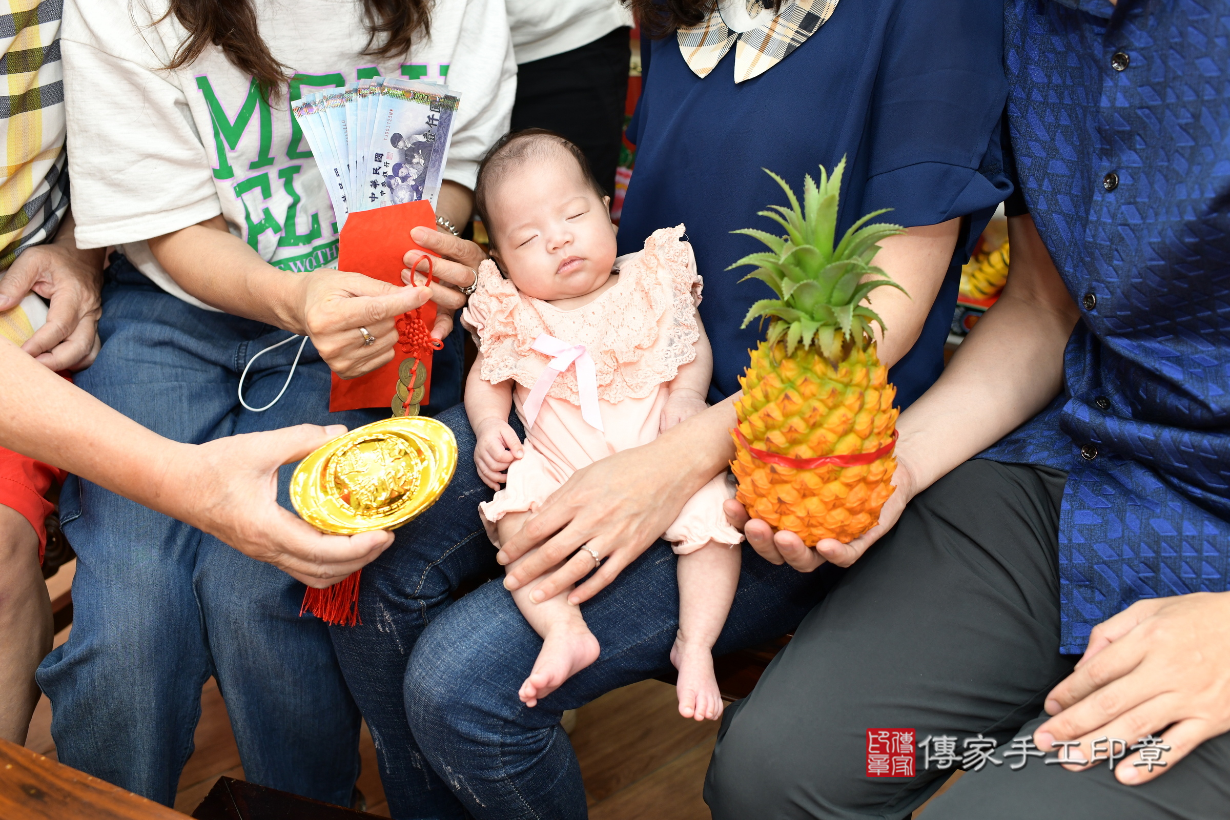 言言寶寶(新北市永和區到府嬰兒言言寶寶滿月剃頭理髮、到府嬰兒剃胎毛儀式吉祥話)。到府剃頭剃胎毛主持、專業拍照、證書。★購買「臍帶章、肚臍章、胎毛筆刷印章」贈送：剃頭、收涎、抓周，三選一。2025.7.2，照片13