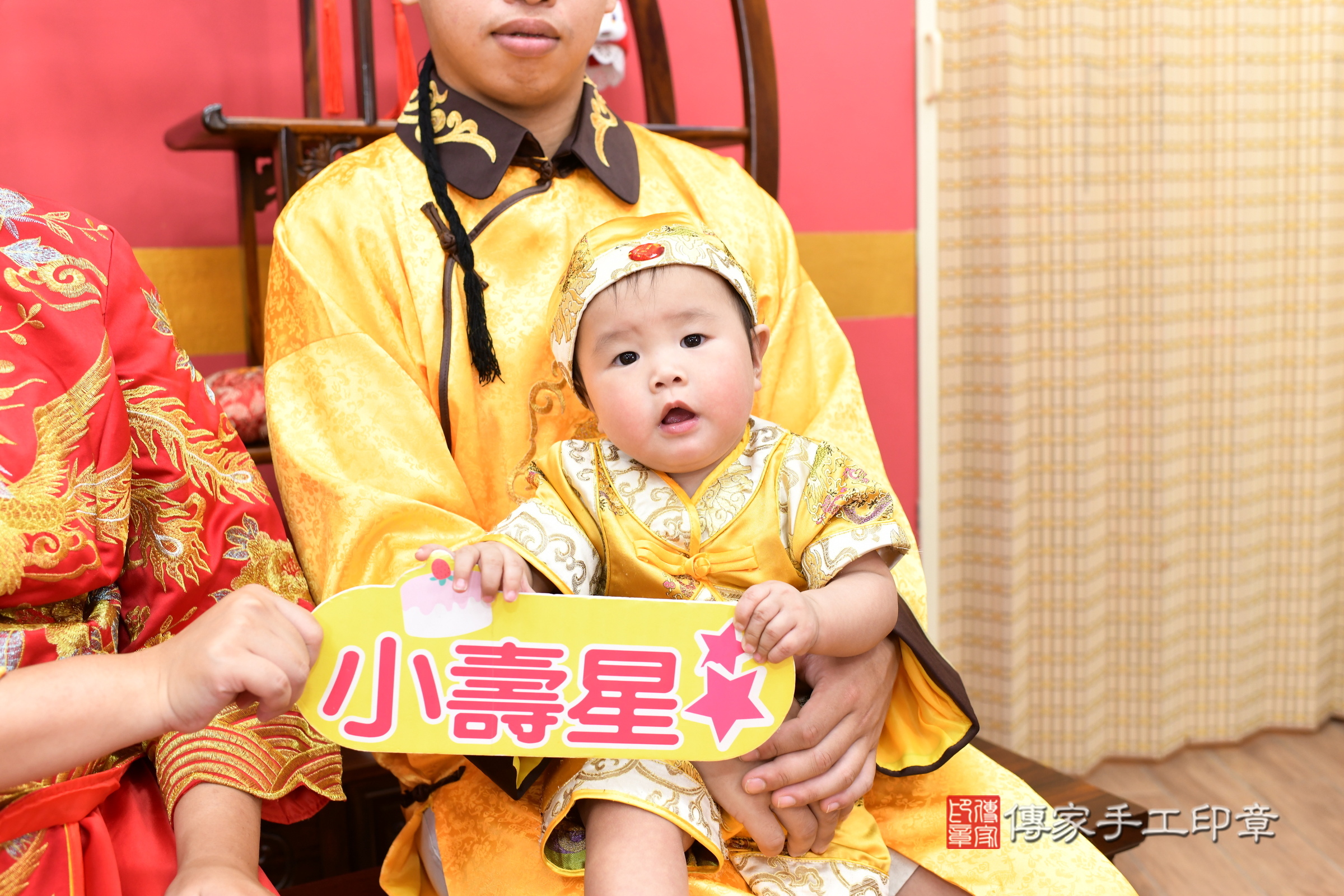 新北市永和區小煜寶寶抓周推薦：傳家新北店抓周度脺中國風會場，嬰兒古禮抓周流程儀式吉祥話、抓周道具物品24種、拍照。抓周證書。2025.7.23，照片1