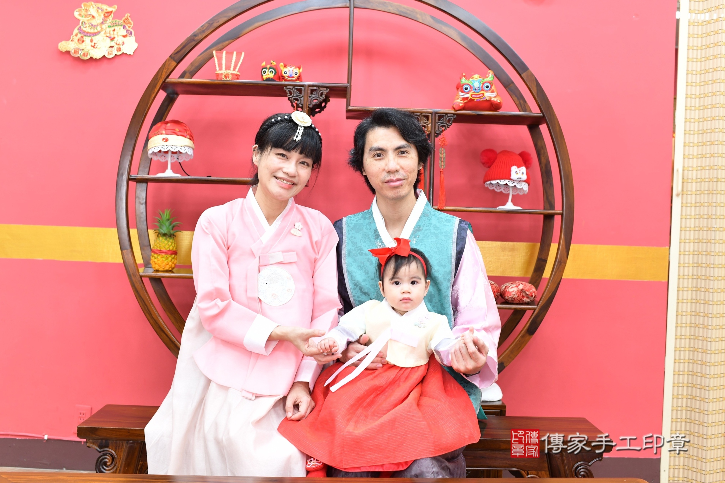 新北市永和區昕昕寶寶抓周推薦：傳家新北店抓周度脺中國風會場，嬰兒古禮抓周流程儀式吉祥話、抓周道具物品24種、拍照。抓周證書。2025.7.24，照片1