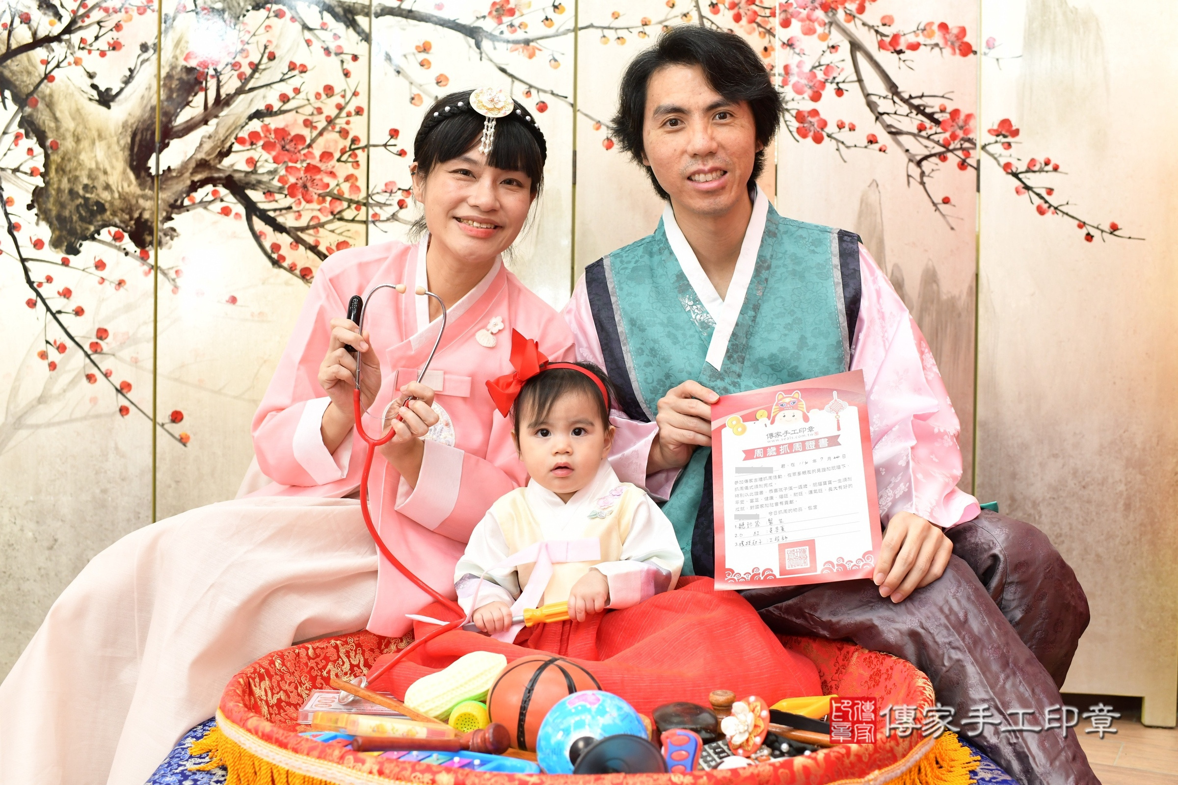 新北市永和區昕昕寶寶抓周推薦:傳家新北店抓周度脺中國風會場,嬰兒古禮抓周流程儀式吉祥話、抓周道具物品24種、拍照。抓周證書。2025.7.24,照片16 新北市永和區昕昕寶寶抓周推薦:傳家新北店抓周度脺中國風會場,嬰兒古禮抓周流程儀式吉祥話、抓周道具物品24種、拍照。抓周證書。2025.7.24,照片16