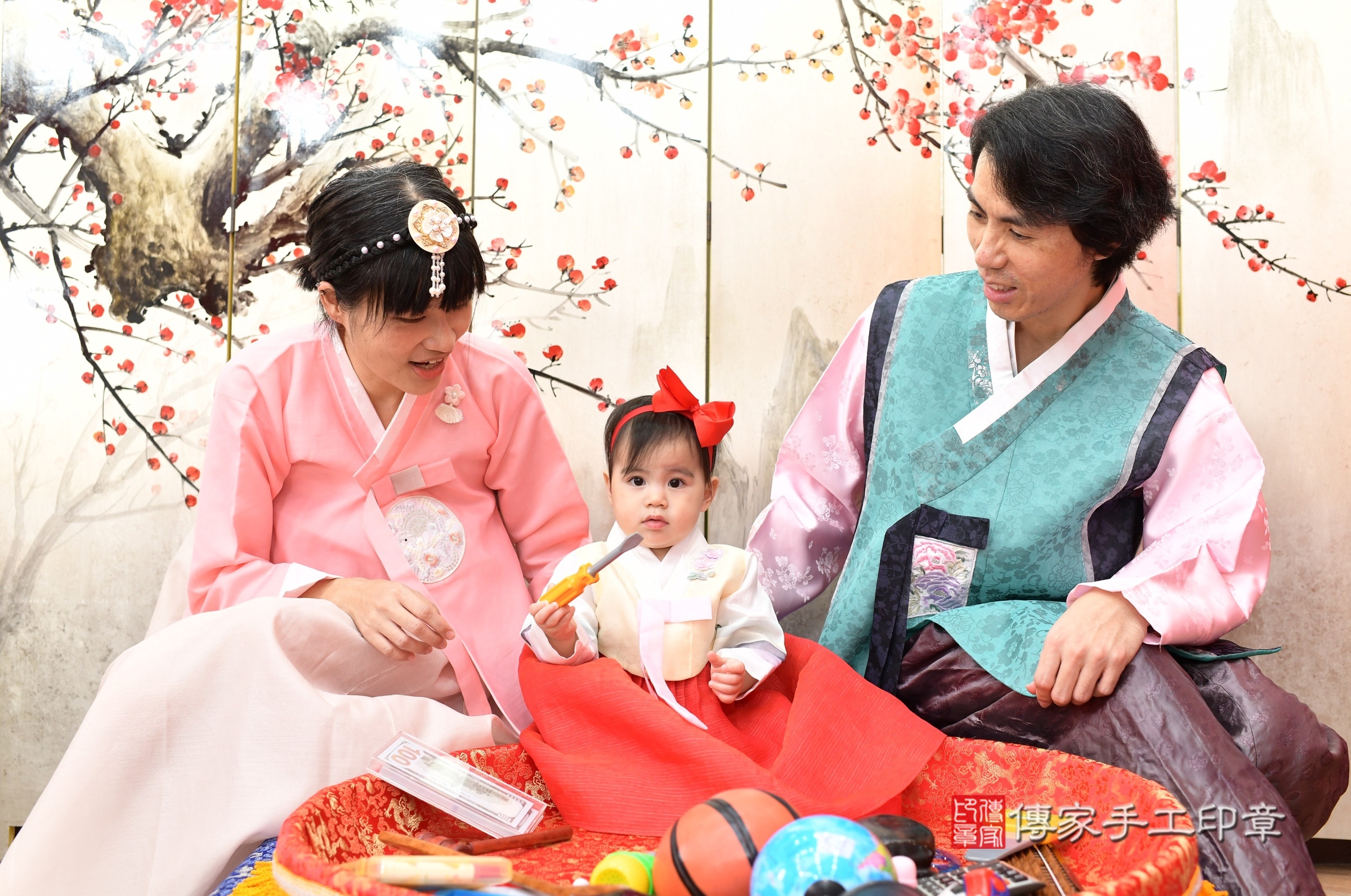 新北市永和區昕昕寶寶抓周推薦:傳家新北店抓周度脺中國風會場,嬰兒古禮抓周流程儀式吉祥話、抓周道具物品24種、拍照。抓周證書。2025.7.24,照片5 新北市永和區昕昕寶寶抓周推薦:傳家新北店抓周度脺中國風會場,嬰兒古禮抓周流程儀式吉祥話、抓周道具物品24種、拍照。抓周證書。2025.7.24,照片5