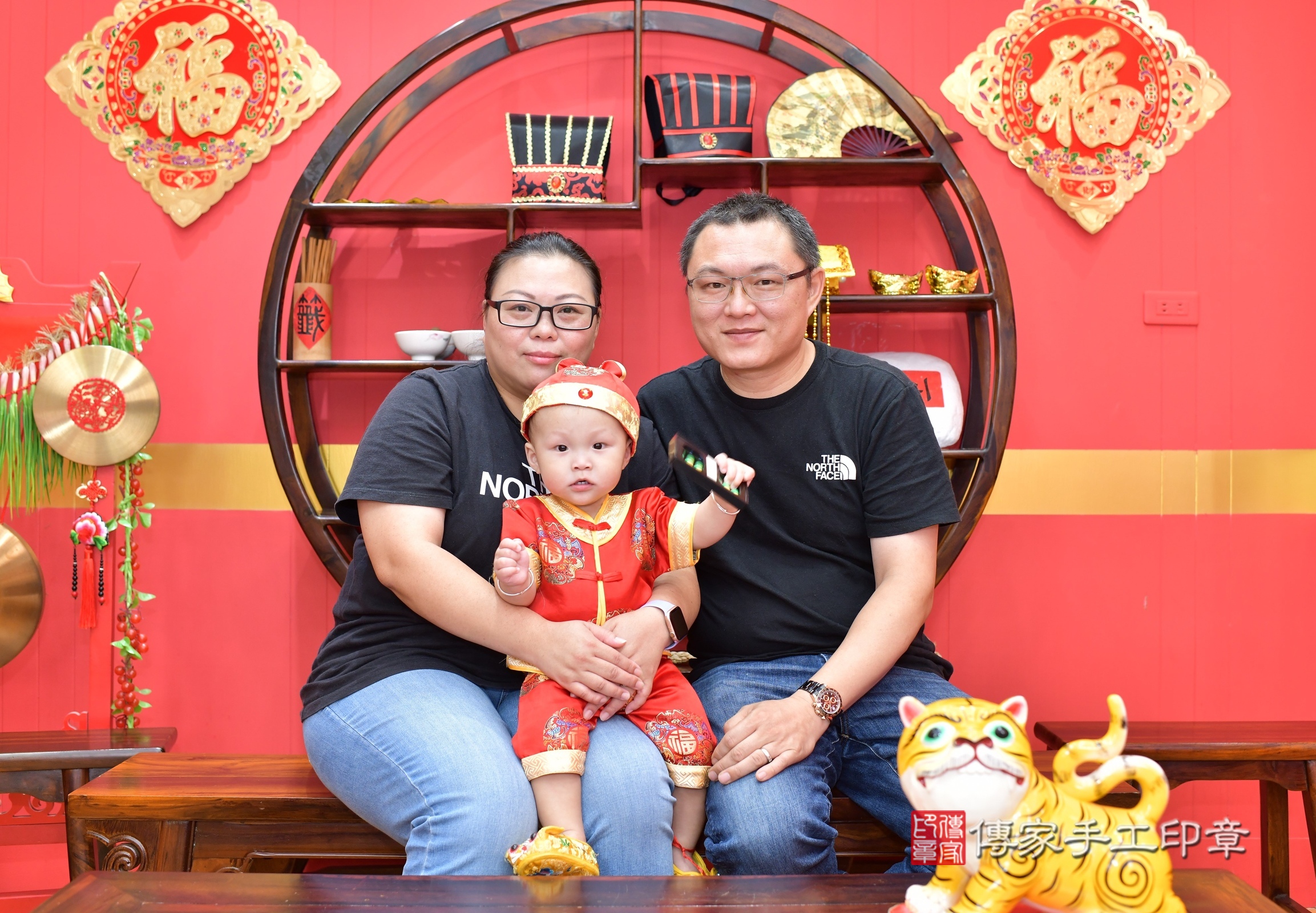 桃園市八德區小聖寶寶抓周推薦：傳家桃園店抓周度脺中國風會場，嬰兒古禮抓周流程儀式吉祥話、抓周道具物品24種、拍照。抓周證書。2025.7.26，照片1