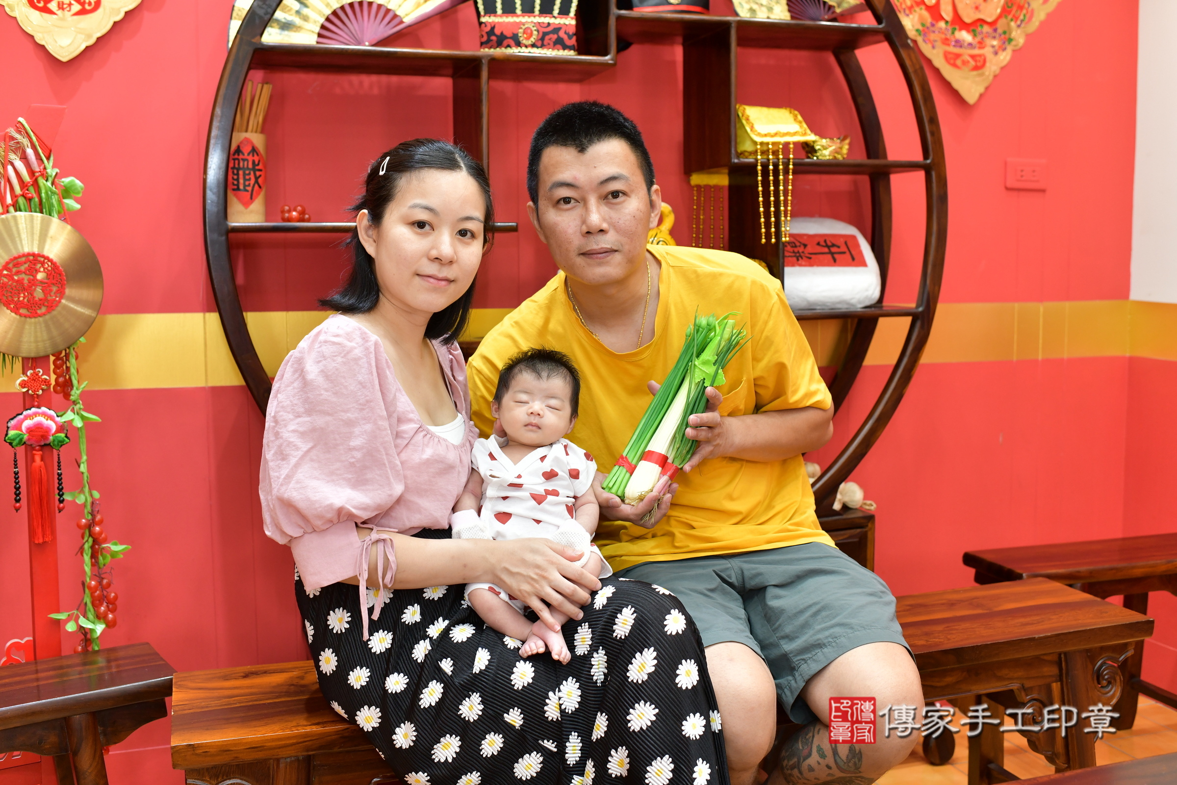 玥玥寶寶(桃園市八德區嬰兒寶寶滿月剃頭理髮、嬰兒剃胎毛儀式吉祥話)。中國風會場,爸媽寶貝穿「日中韓」古裝禮服。專業拍照、證書。★購買「臍帶章、肚臍章、胎毛筆刷印章」贈送:剃頭、收涎、抓周,三選一。2025.7.29,照片7 玥玥寶寶(桃園市八德區嬰兒寶寶滿月剃頭理髮、嬰兒剃胎毛儀式吉祥話)。中國風會場,爸媽寶貝穿「日中韓」古裝禮服。專業拍照、證書。★購買「臍帶章、肚臍章、胎毛筆刷印章」贈送:剃頭、收涎、抓周,三選一。2025.7.29,照片7