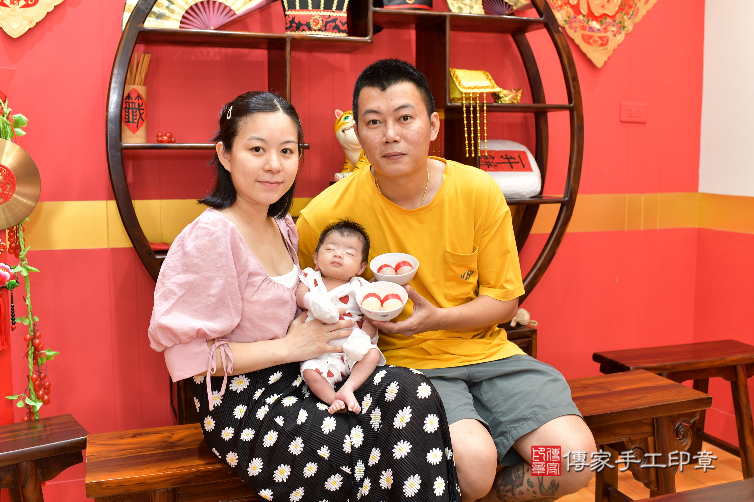 玥玥寶寶(桃園市八德區嬰兒寶寶滿月剃頭理髮、嬰兒剃胎毛儀式吉祥話)。中國風會場,爸媽寶貝穿「日中韓」古裝禮服。專業拍照、證書。★購買「臍帶章、肚臍章、胎毛筆刷印章」贈送:剃頭、收涎、抓周,三選一。2025.7.29,照片3 玥玥寶寶(桃園市八德區嬰兒寶寶滿月剃頭理髮、嬰兒剃胎毛儀式吉祥話)。中國風會場,爸媽寶貝穿「日中韓」古裝禮服。專業拍照、證書。★購買「臍帶章、肚臍章、胎毛筆刷印章」贈送:剃頭、收涎、抓周,三選一。2025.7.29,照片3