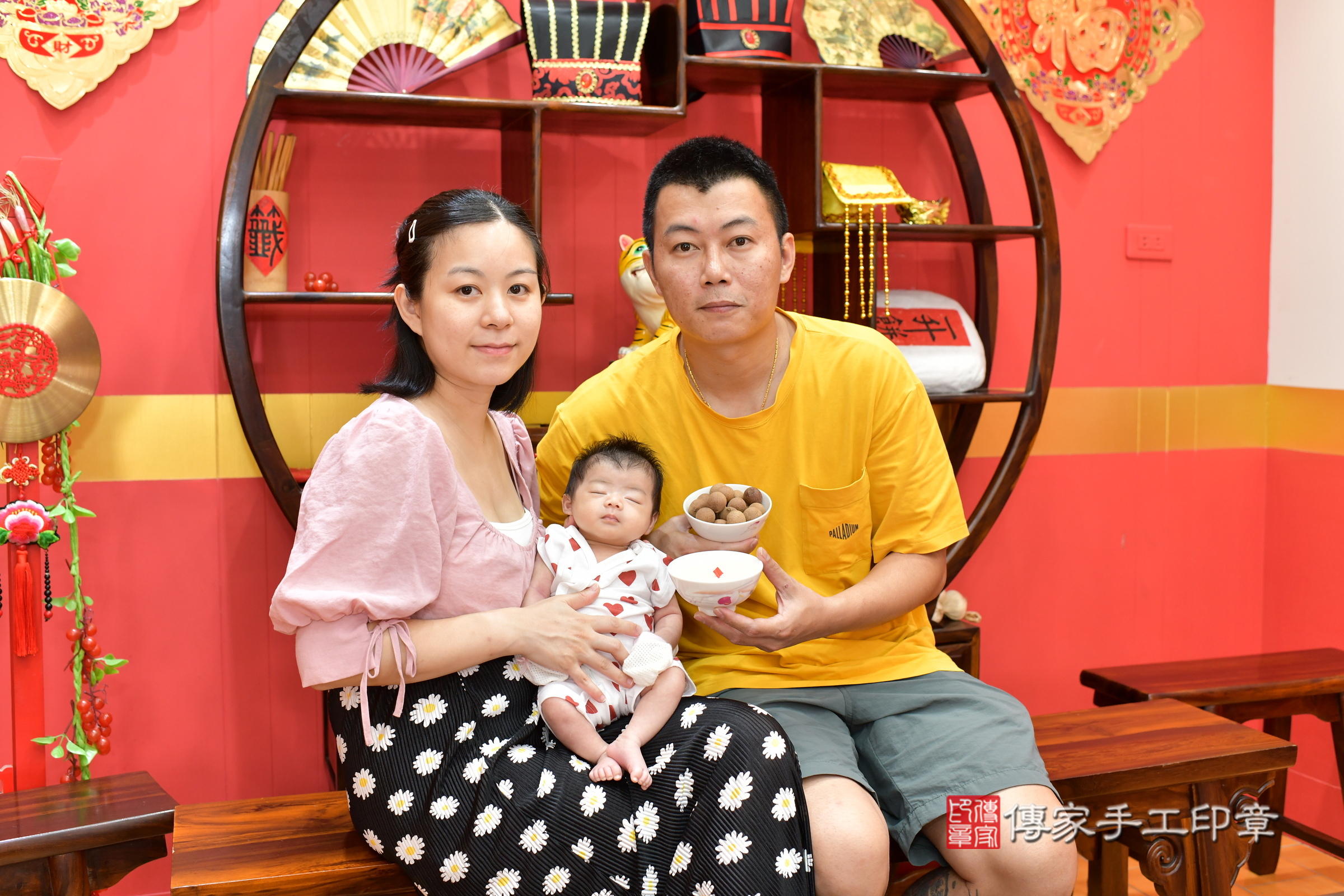 玥玥寶寶(桃園市八德區嬰兒寶寶滿月剃頭理髮、嬰兒剃胎毛儀式吉祥話)。中國風會場,爸媽寶貝穿「日中韓」古裝禮服。專業拍照、證書。★購買「臍帶章、肚臍章、胎毛筆刷印章」贈送:剃頭、收涎、抓周,三選一。2025.7.29,照片4 玥玥寶寶(桃園市八德區嬰兒寶寶滿月剃頭理髮、嬰兒剃胎毛儀式吉祥話)。中國風會場,爸媽寶貝穿「日中韓」古裝禮服。專業拍照、證書。★購買「臍帶章、肚臍章、胎毛筆刷印章」贈送:剃頭、收涎、抓周,三選一。2025.7.29,照片4