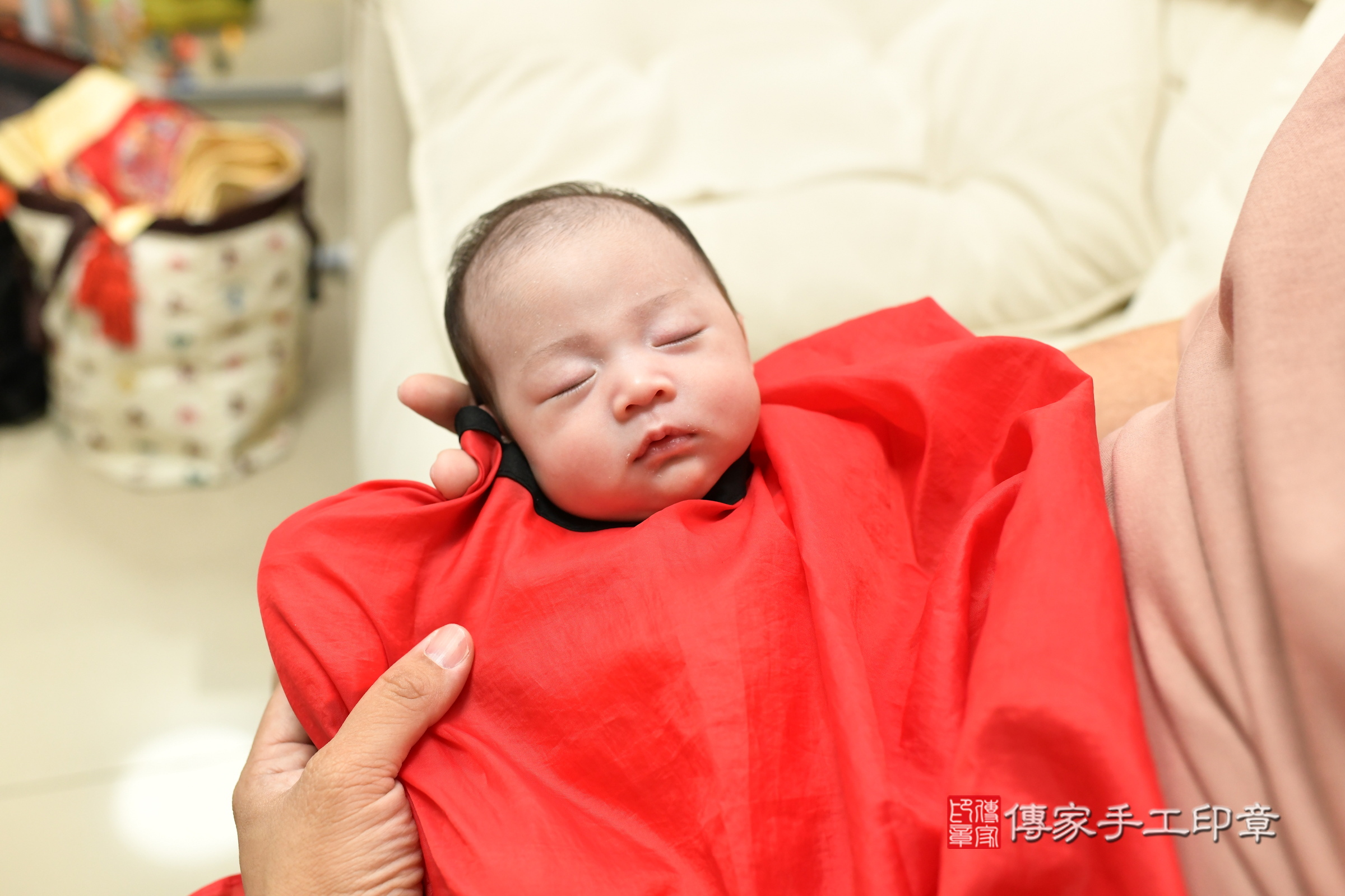 蕗蕗寶寶(新北市八里區到府嬰兒蕗蕗寶寶滿月剃頭理髮、到府嬰兒剃胎毛儀式吉祥話)。到府剃頭剃胎毛主持、專業拍照、證書。★購買「臍帶章、肚臍章、胎毛筆刷印章」贈送:剃頭、收涎、抓周,三選一。2025.7.8,照片18 蕗蕗寶寶(新北市八里區到府嬰兒蕗蕗寶寶滿月剃頭理髮、到府嬰兒剃胎毛儀式吉祥話)。到府剃頭剃胎毛主持、專業拍照、證書。★購買「臍帶章、肚臍章、胎毛筆刷印章」贈送:剃頭、收涎、抓周,三選一。2025.7.8,照片18