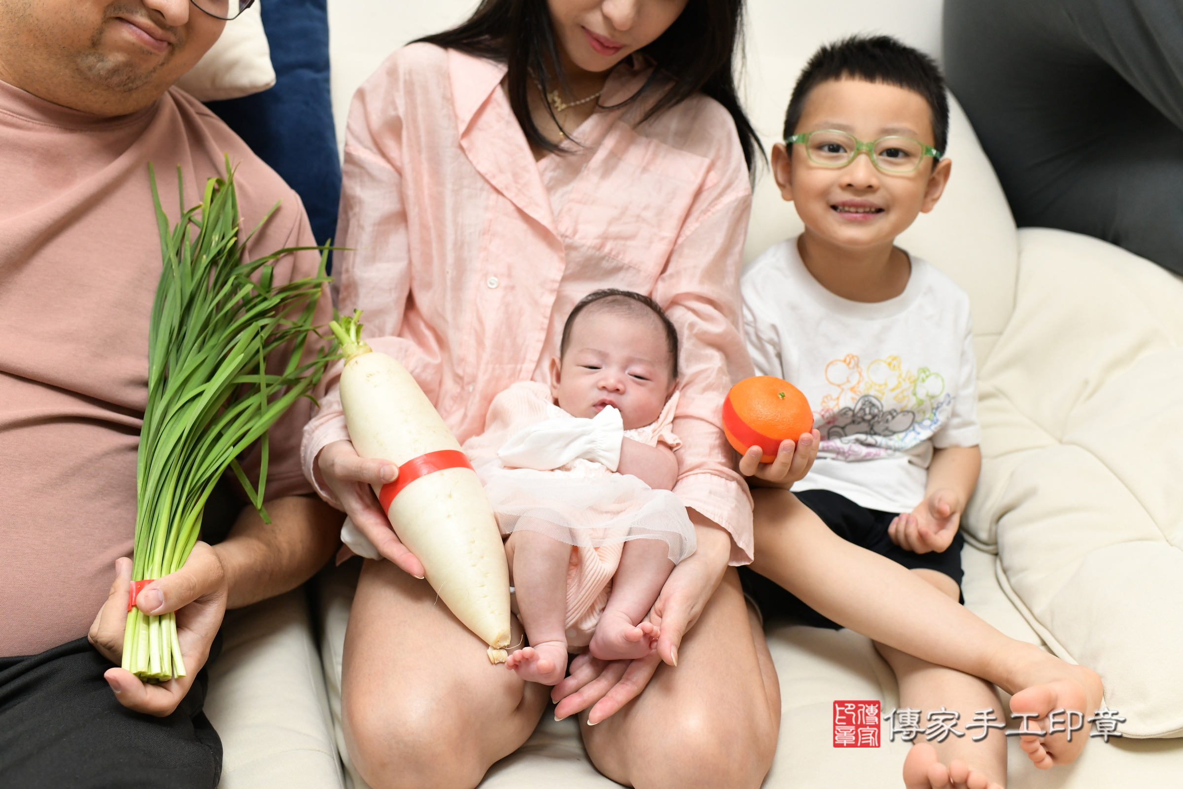 蕗蕗寶寶(新北市八里區到府嬰兒蕗蕗寶寶滿月剃頭理髮、到府嬰兒剃胎毛儀式吉祥話)。到府剃頭剃胎毛主持、專業拍照、證書。★購買「臍帶章、肚臍章、胎毛筆刷印章」贈送:剃頭、收涎、抓周,三選一。2025.7.8,照片12 蕗蕗寶寶(新北市八里區到府嬰兒蕗蕗寶寶滿月剃頭理髮、到府嬰兒剃胎毛儀式吉祥話)。到府剃頭剃胎毛主持、專業拍照、證書。★購買「臍帶章、肚臍章、胎毛筆刷印章」贈送:剃頭、收涎、抓周,三選一。2025.7.8,照片12