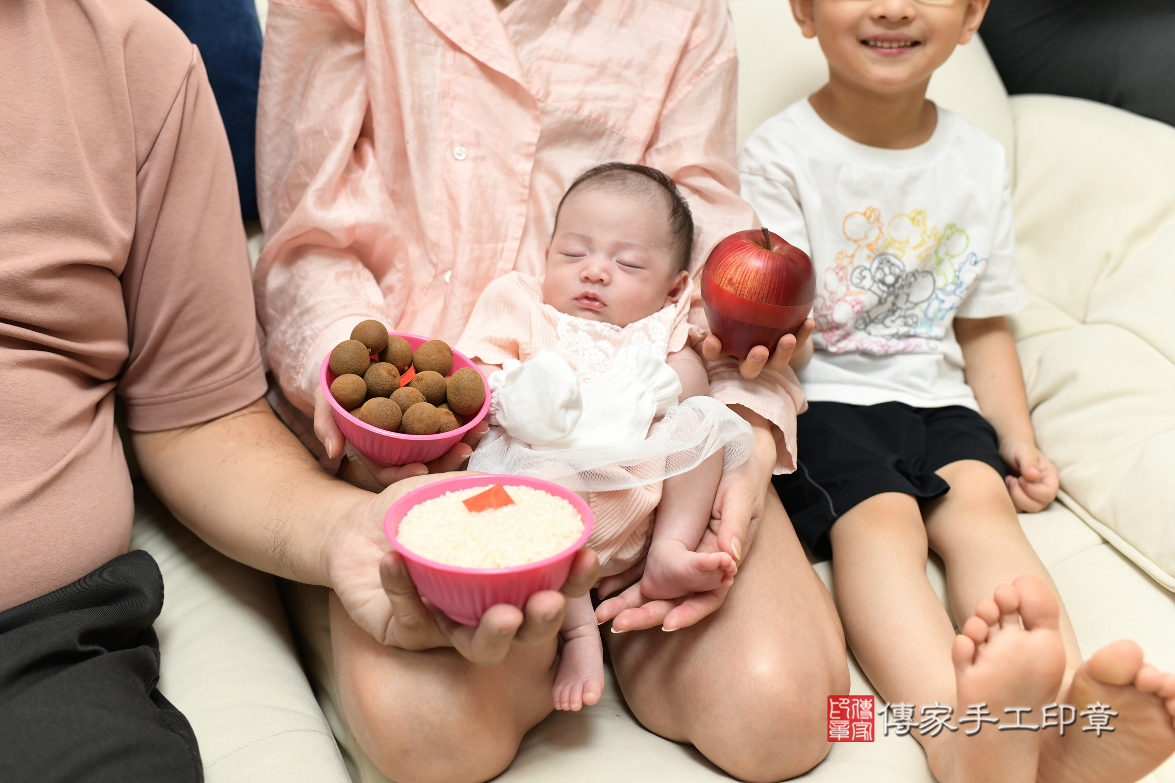 蕗蕗寶寶(新北市八里區到府嬰兒蕗蕗寶寶滿月剃頭理髮、到府嬰兒剃胎毛儀式吉祥話)。到府剃頭剃胎毛主持、專業拍照、證書。★購買「臍帶章、肚臍章、胎毛筆刷印章」贈送:剃頭、收涎、抓周,三選一。2025.7.8,照片10 蕗蕗寶寶(新北市八里區到府嬰兒蕗蕗寶寶滿月剃頭理髮、到府嬰兒剃胎毛儀式吉祥話)。到府剃頭剃胎毛主持、專業拍照、證書。★購買「臍帶章、肚臍章、胎毛筆刷印章」贈送:剃頭、收涎、抓周,三選一。2025.7.8,照片10