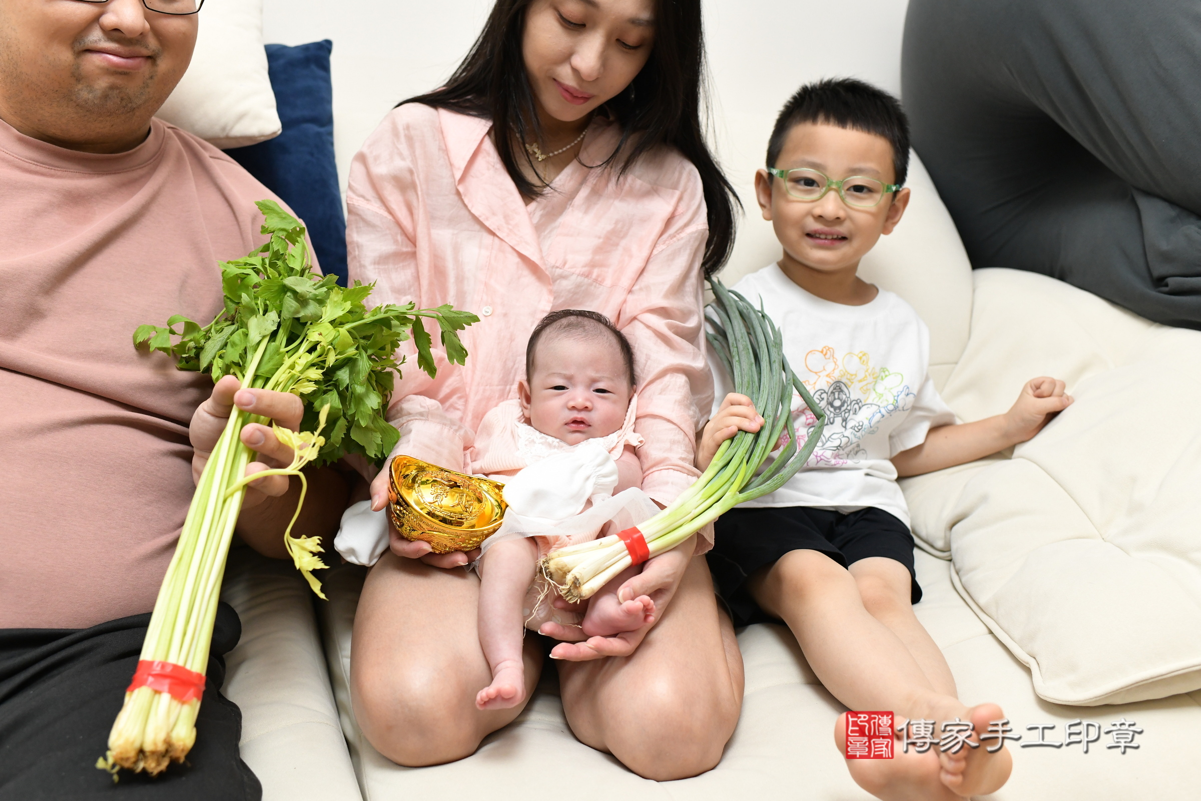 蕗蕗寶寶(新北市八里區到府嬰兒蕗蕗寶寶滿月剃頭理髮、到府嬰兒剃胎毛儀式吉祥話)。到府剃頭剃胎毛主持、專業拍照、證書。★購買「臍帶章、肚臍章、胎毛筆刷印章」贈送:剃頭、收涎、抓周,三選一。2025.7.8,照片14 蕗蕗寶寶(新北市八里區到府嬰兒蕗蕗寶寶滿月剃頭理髮、到府嬰兒剃胎毛儀式吉祥話)。到府剃頭剃胎毛主持、專業拍照、證書。★購買「臍帶章、肚臍章、胎毛筆刷印章」贈送:剃頭、收涎、抓周,三選一。2025.7.8,照片14