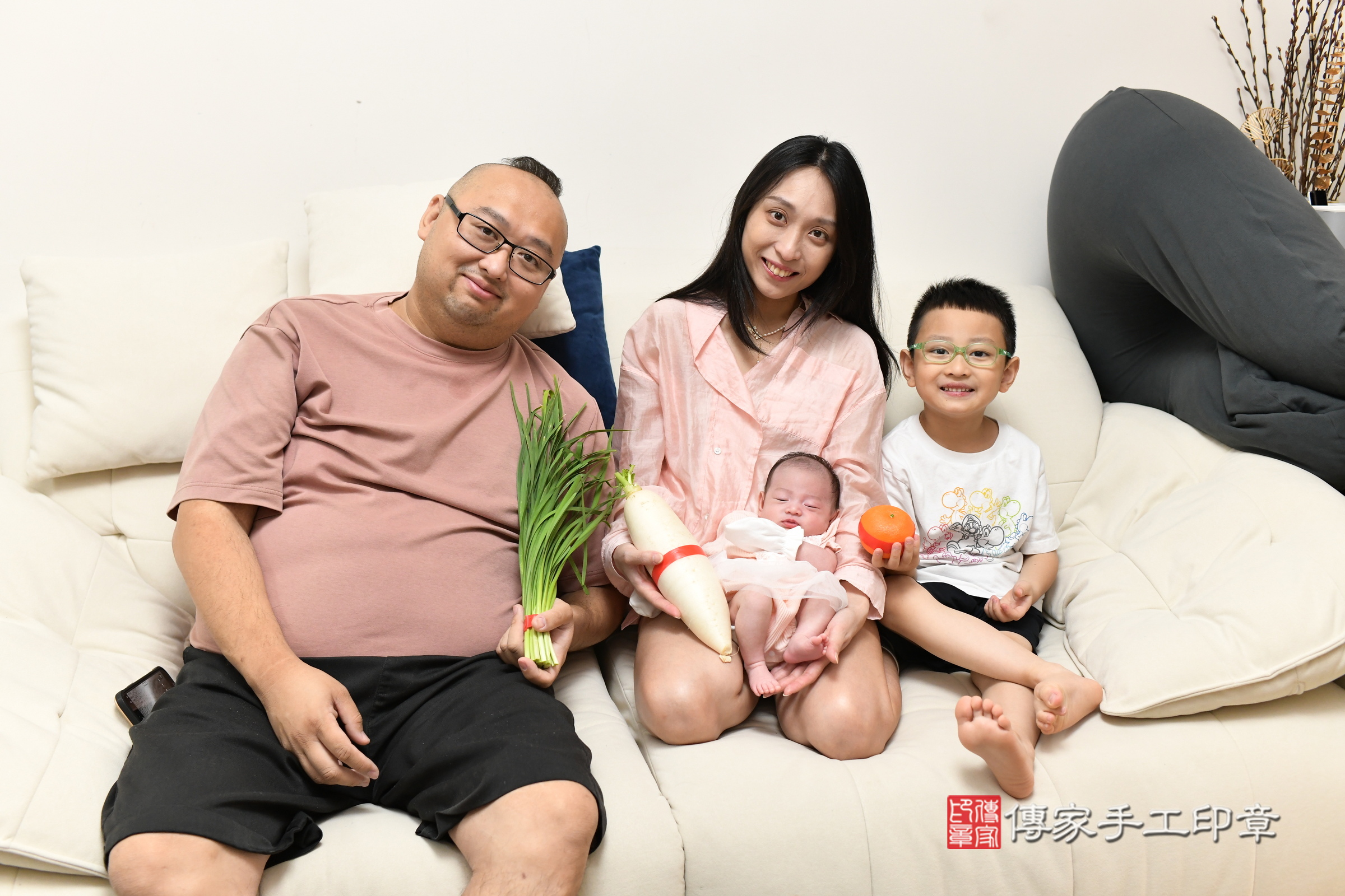 蕗蕗寶寶(新北市八里區到府嬰兒蕗蕗寶寶滿月剃頭理髮、到府嬰兒剃胎毛儀式吉祥話)。到府剃頭剃胎毛主持、專業拍照、證書。★購買「臍帶章、肚臍章、胎毛筆刷印章」贈送:剃頭、收涎、抓周,三選一。2025.7.8,照片11 蕗蕗寶寶(新北市八里區到府嬰兒蕗蕗寶寶滿月剃頭理髮、到府嬰兒剃胎毛儀式吉祥話)。到府剃頭剃胎毛主持、專業拍照、證書。★購買「臍帶章、肚臍章、胎毛筆刷印章」贈送:剃頭、收涎、抓周,三選一。2025.7.8,照片11