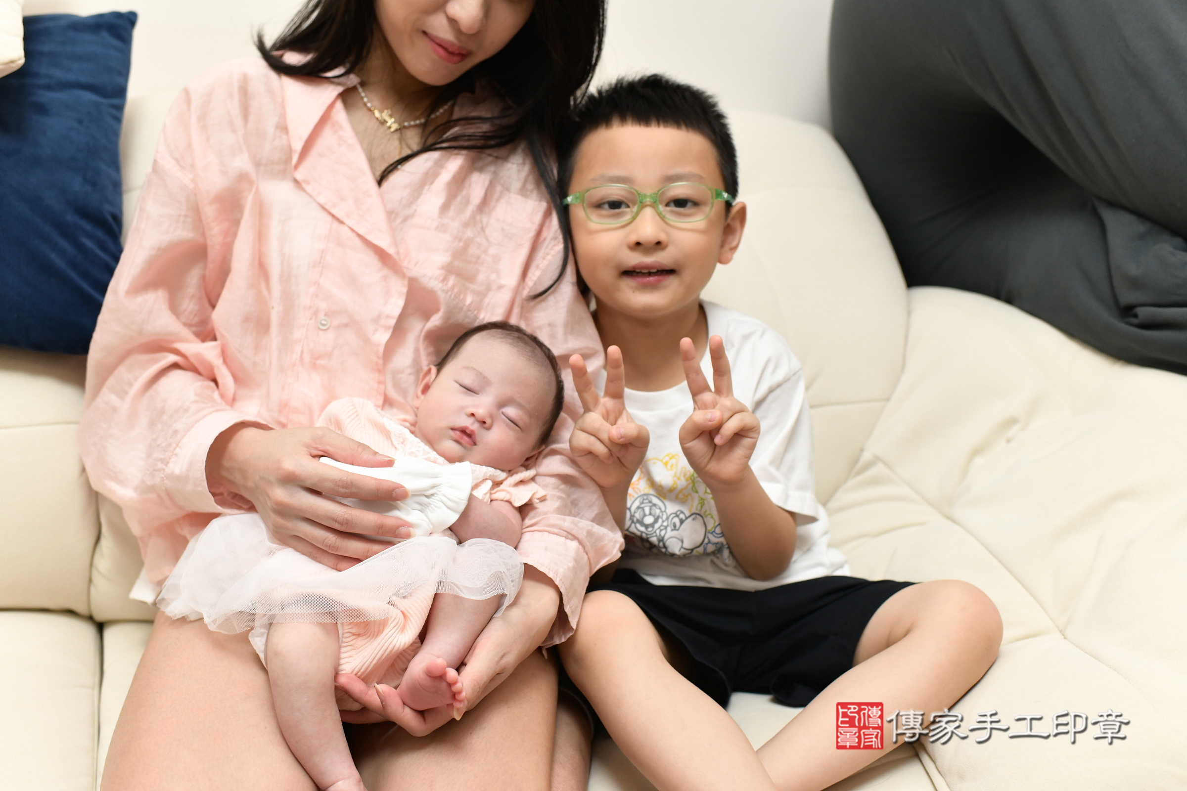 蕗蕗寶寶(新北市八里區到府嬰兒蕗蕗寶寶滿月剃頭理髮、到府嬰兒剃胎毛儀式吉祥話)。到府剃頭剃胎毛主持、專業拍照、證書。★購買「臍帶章、肚臍章、胎毛筆刷印章」贈送:剃頭、收涎、抓周,三選一。2025.7.8,照片4 蕗蕗寶寶(新北市八里區到府嬰兒蕗蕗寶寶滿月剃頭理髮、到府嬰兒剃胎毛儀式吉祥話)。到府剃頭剃胎毛主持、專業拍照、證書。★購買「臍帶章、肚臍章、胎毛筆刷印章」贈送:剃頭、收涎、抓周,三選一。2025.7.8,照片4