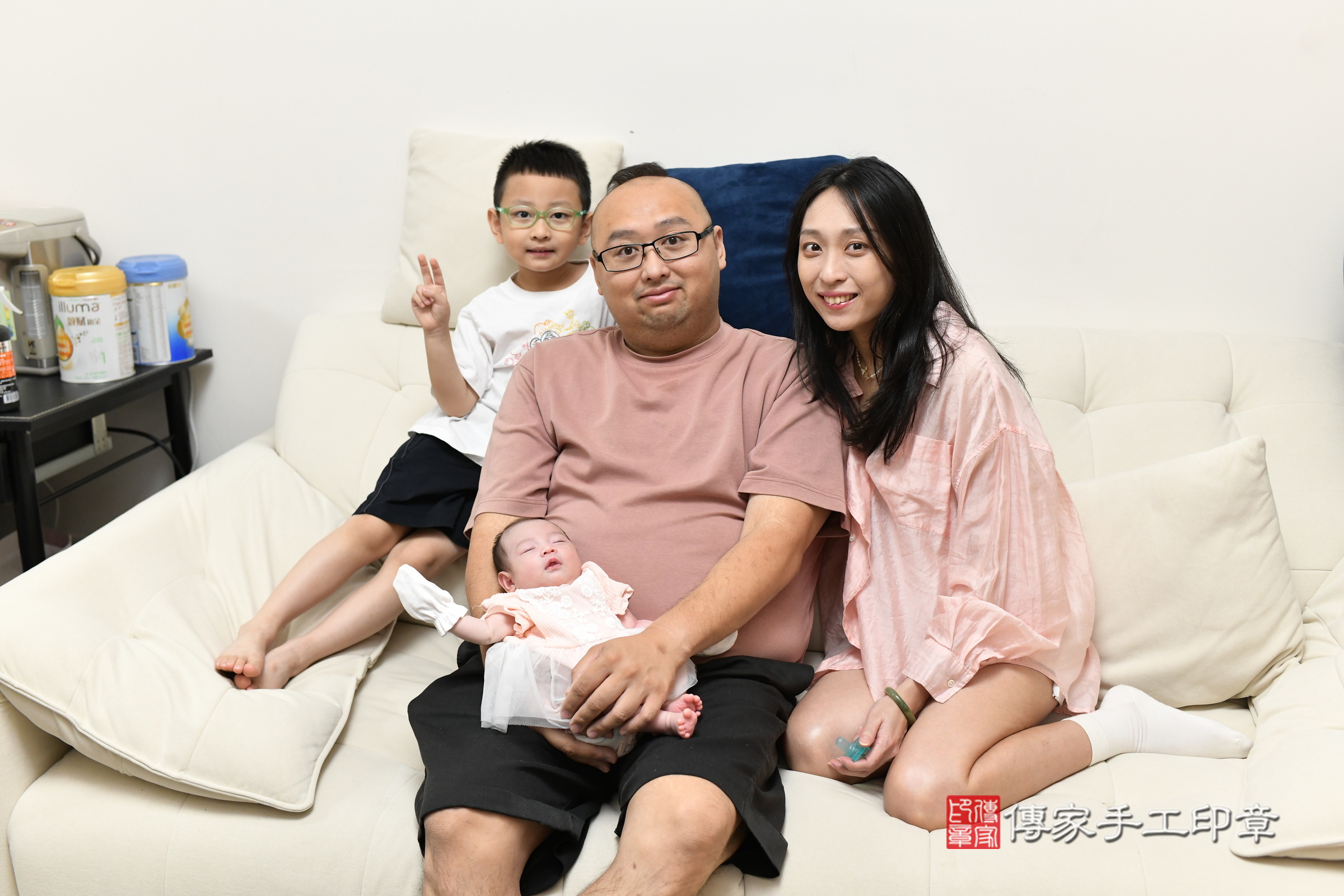 蕗蕗寶寶(新北市八里區到府嬰兒蕗蕗寶寶滿月剃頭理髮、到府嬰兒剃胎毛儀式吉祥話)。到府剃頭剃胎毛主持、專業拍照、證書。★購買「臍帶章、肚臍章、胎毛筆刷印章」贈送：剃頭、收涎、抓周，三選一。2025.7.8，照片1